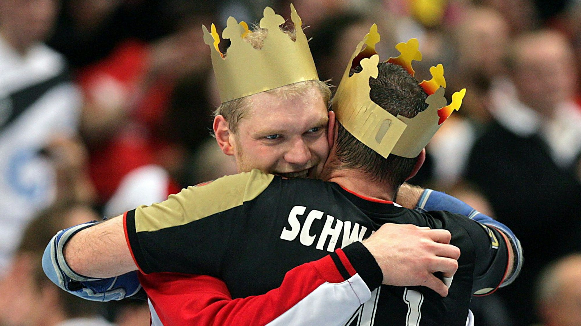 Johannes Bitter und Christian Schwarzer nach dem Titelgewinn der deutschen Handball-Nationalmannschaft bei der WM 2007.