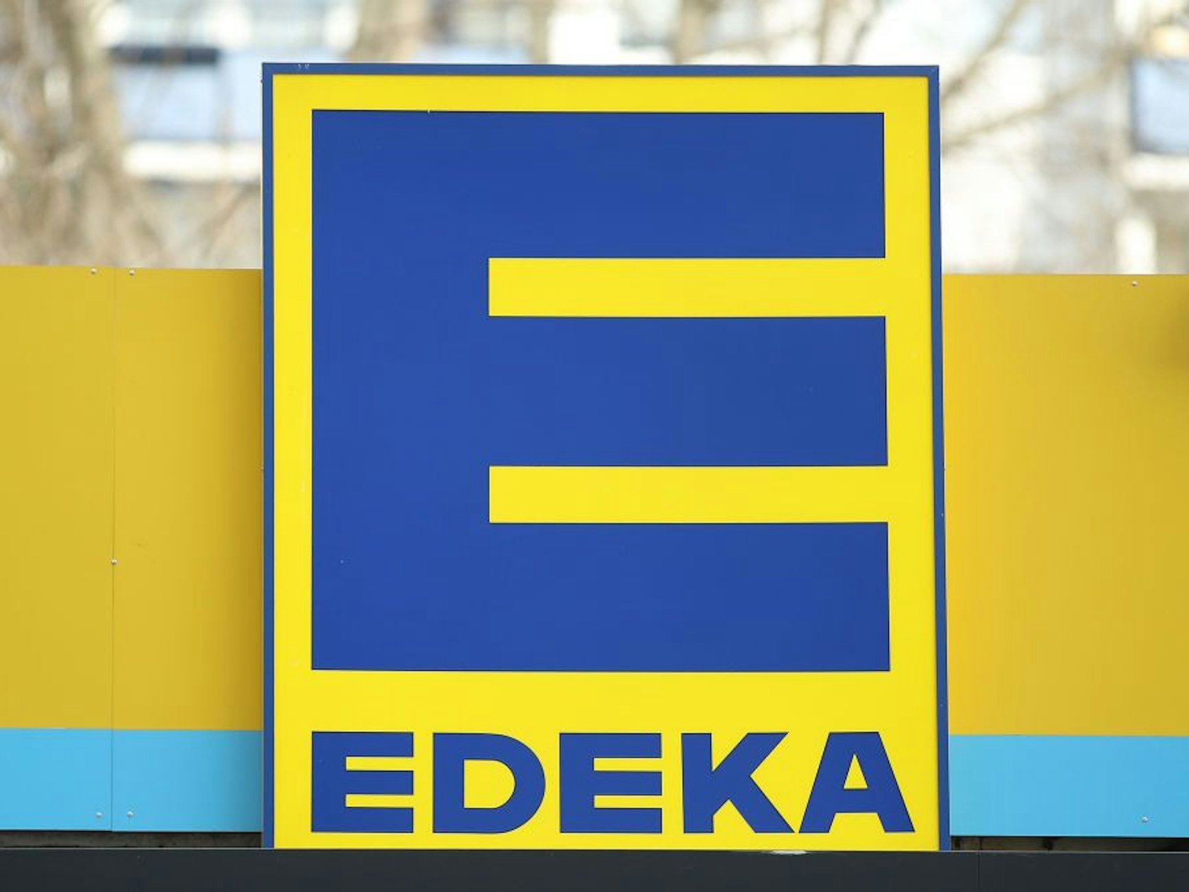Das Symbolfoto zeigt das Edeka-Logo einer Filiale in Berlin am 19. Februar 2018.