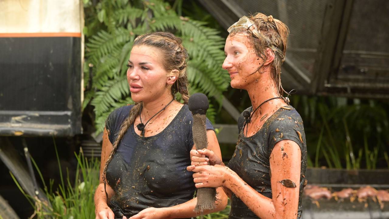Tag 6 vom Dschungelcamp 2024: Kim Virginia (l.) und Anya Elsner nach ihrer Prüfung „Bähtonmischer“
