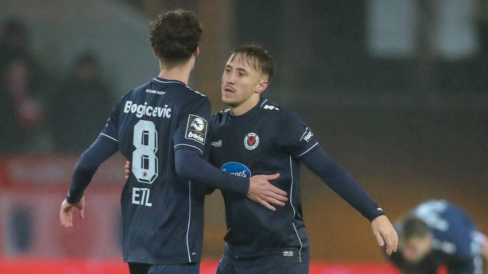 Donny Bogicevic und Luca Marseiler klatschen sich bei Viktoria Kölns Niederlage in Essen ab.