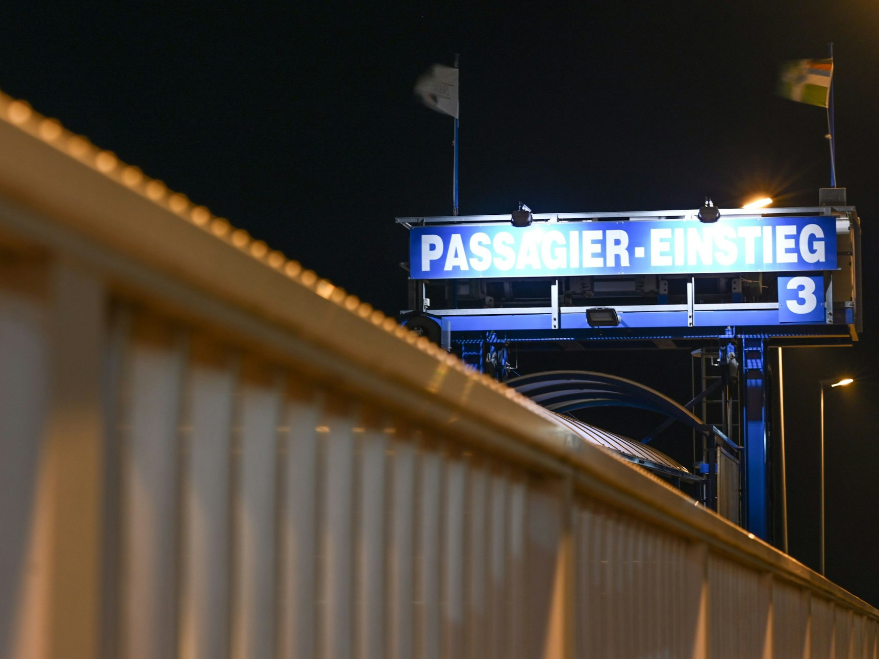 Der Passagier-Einstig 3 zur Fähre der AG Ems ist hochgeklappt, die Borkum Flagge weht im starken Wind.