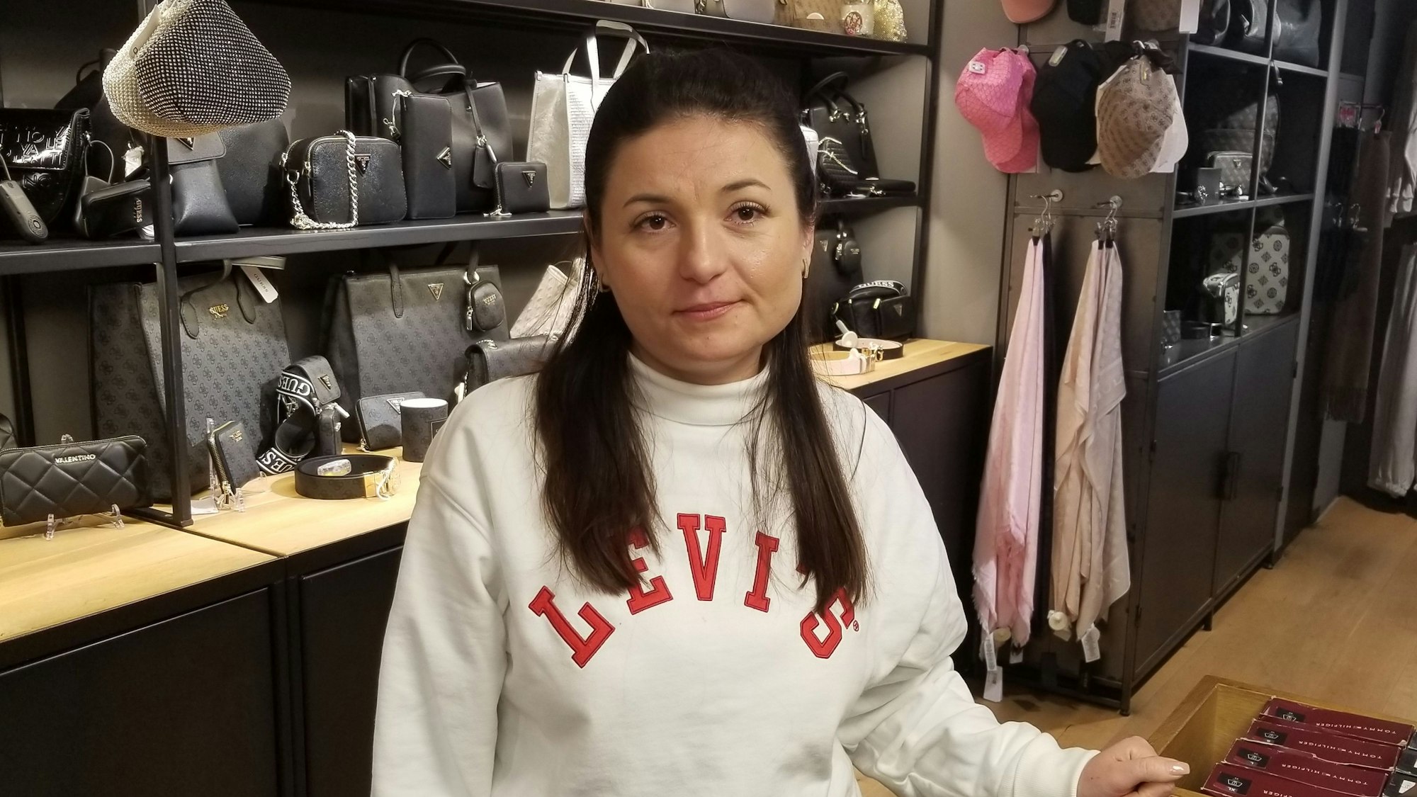 Olesea Chironda arbeitet im vom Bekleidungsgeschäft „7th Main-Street“ im Kölner Hauptbahnhof.