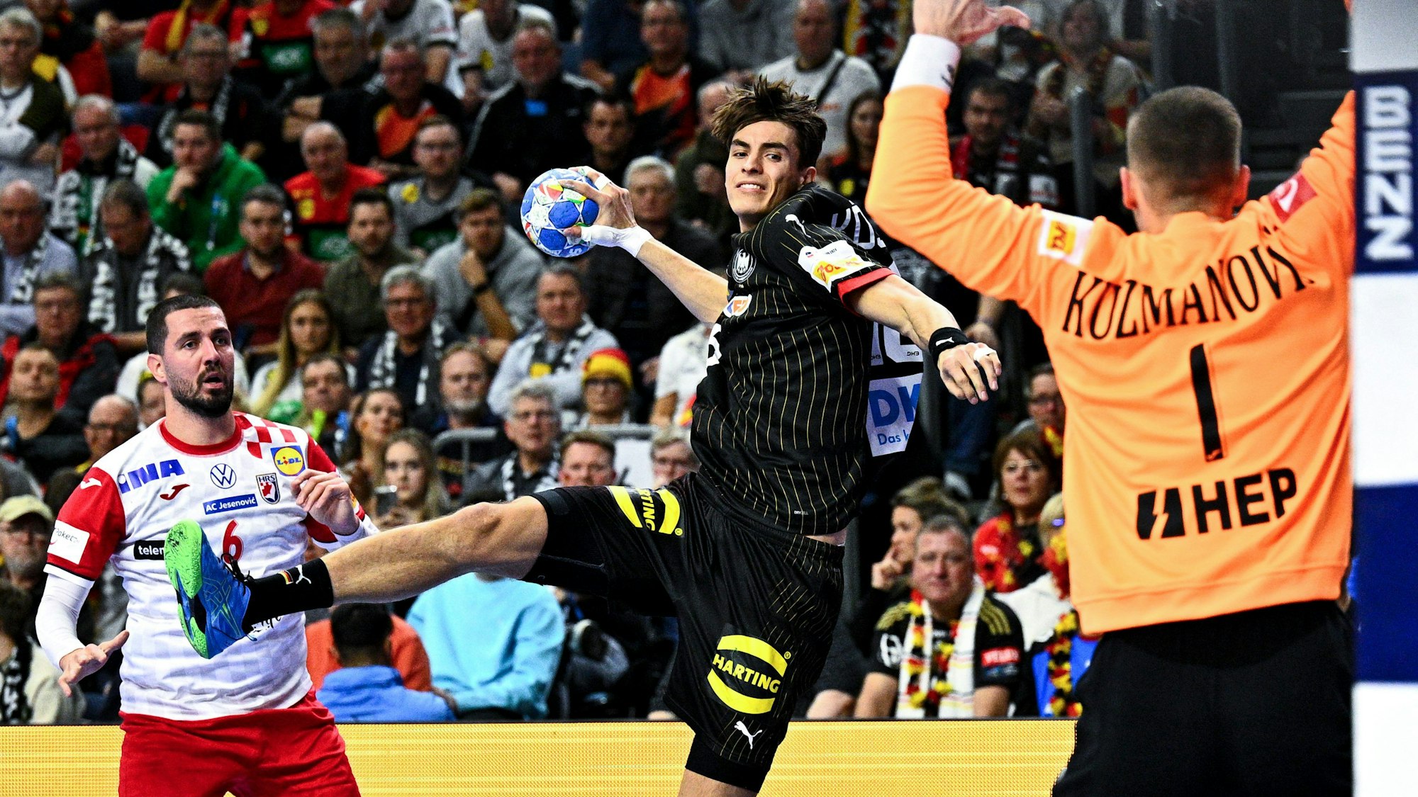 Julian Köster beim Wurf gegen Dominik Kuzmanovic.