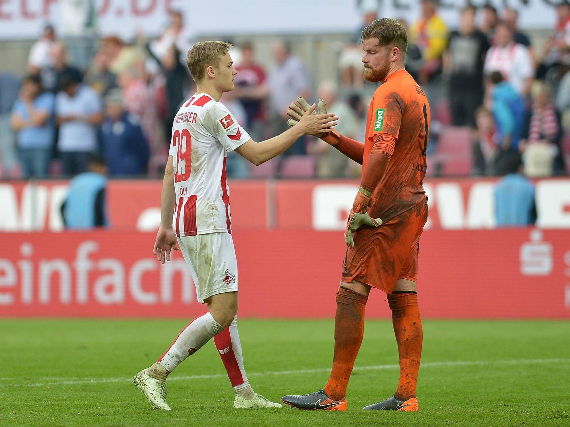 Tim Handwerker schlägt mit Timo Horn ein.