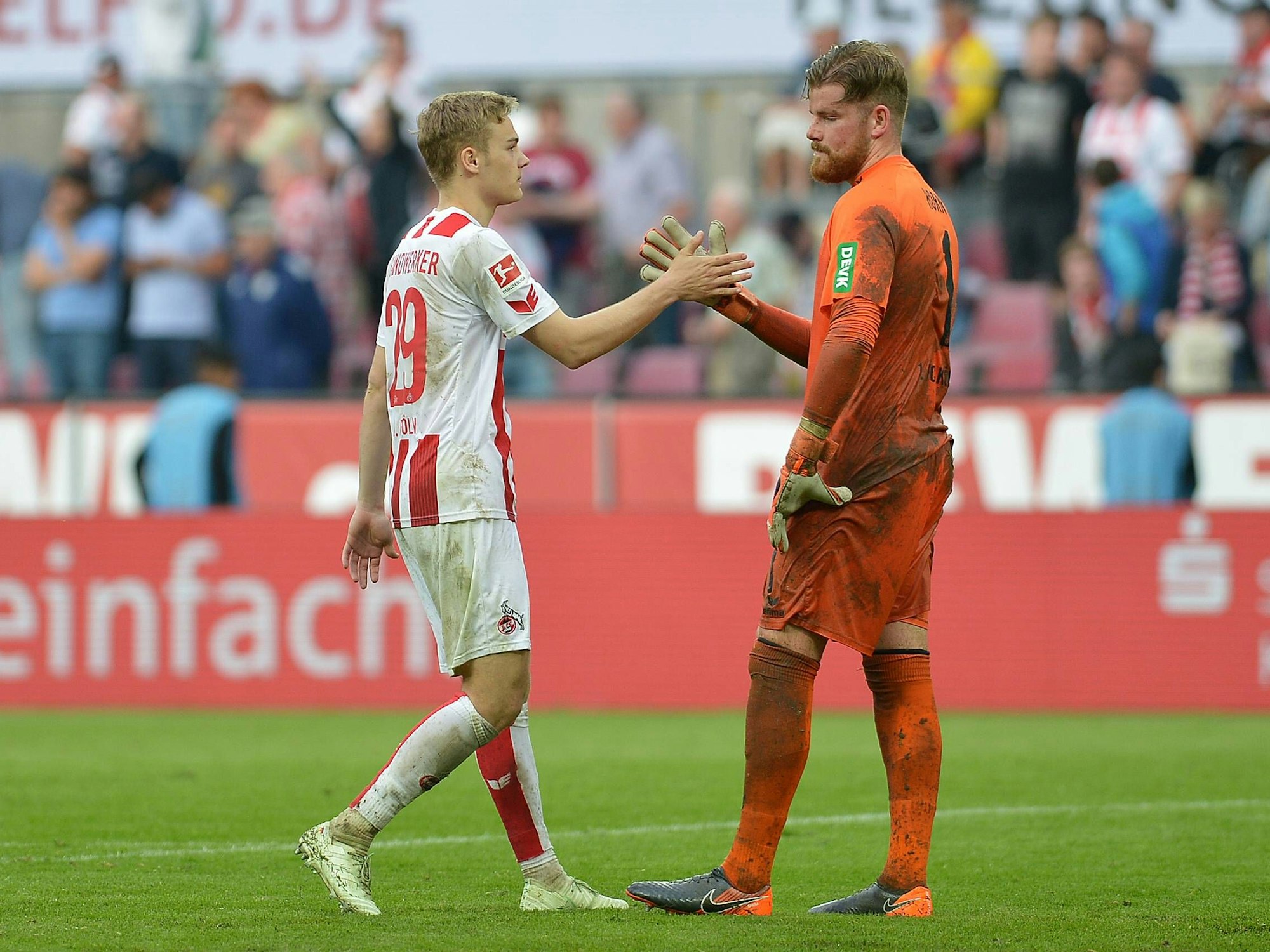 Tim Handwerker schlägt mit Timo Horn ein.