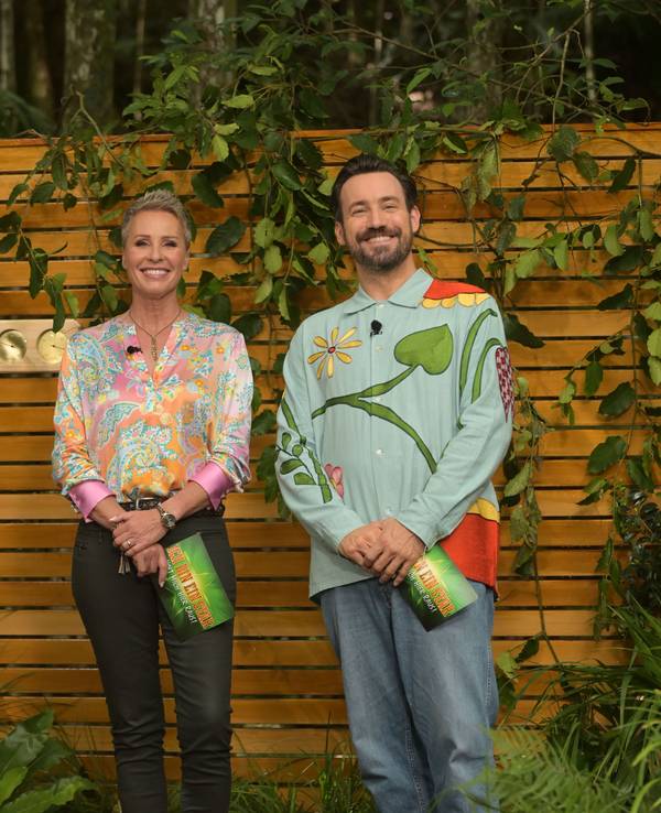 Das Foto zeigt die beiden Dschungelcamp-Moderatoren Sonja Zietlow (l.) und Jan Köppen (r.).