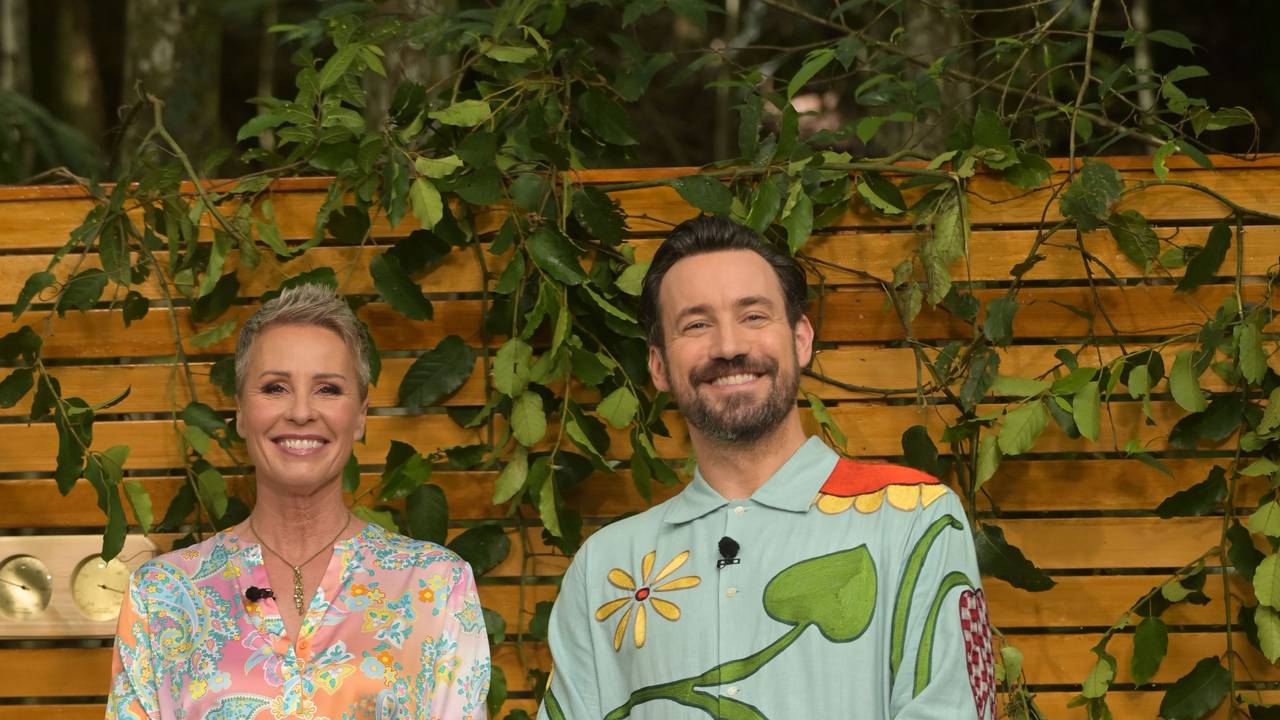 Das Foto zeigt die beiden Dschungelcamp-Moderatoren Sonja Zietlow (l.) und Jan Köppen (r.).