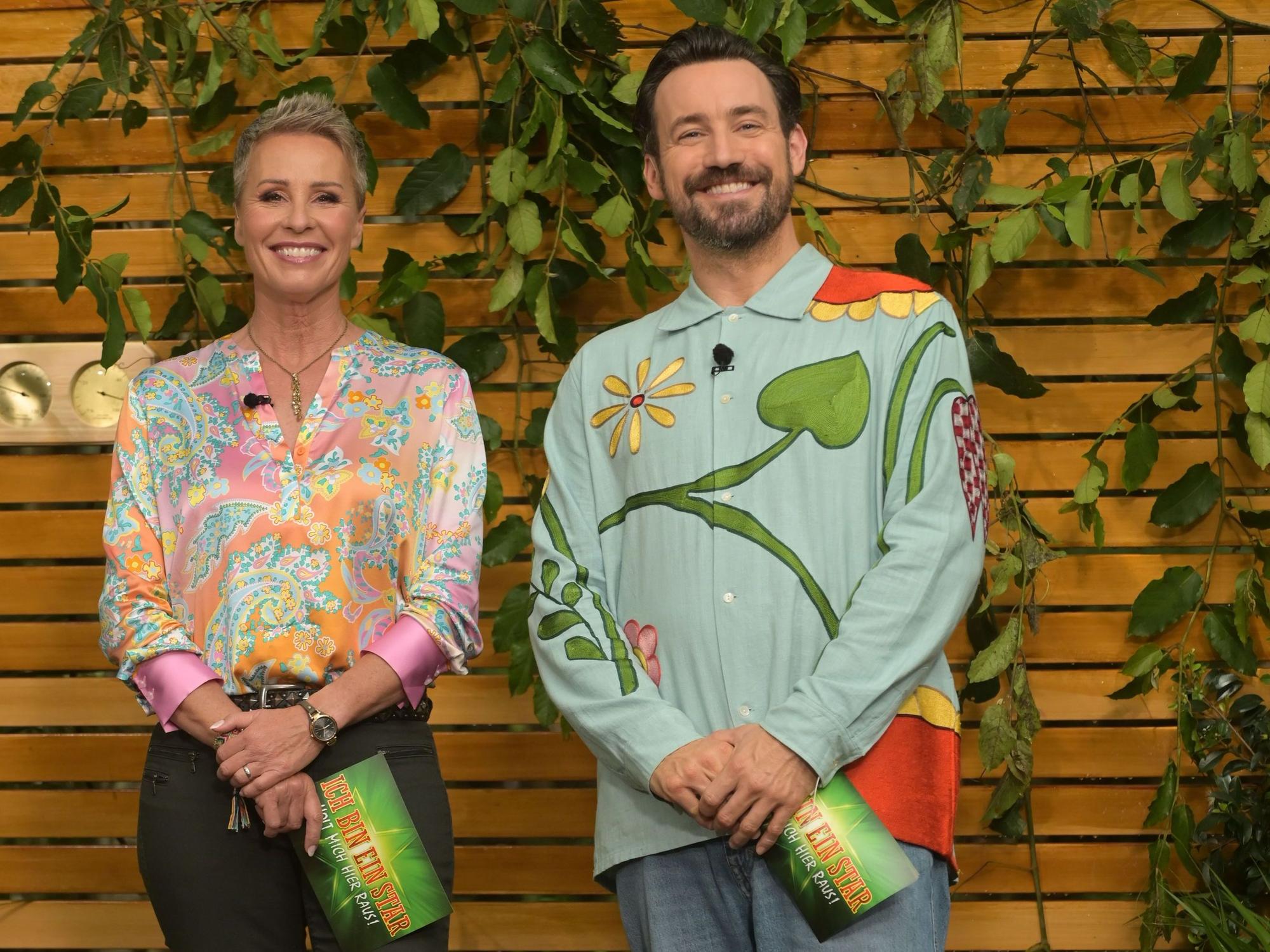 Das Foto zeigt die beiden Dschungelcamp-Moderatoren Sonja Zietlow (l.) und Jan Köppen (r.).