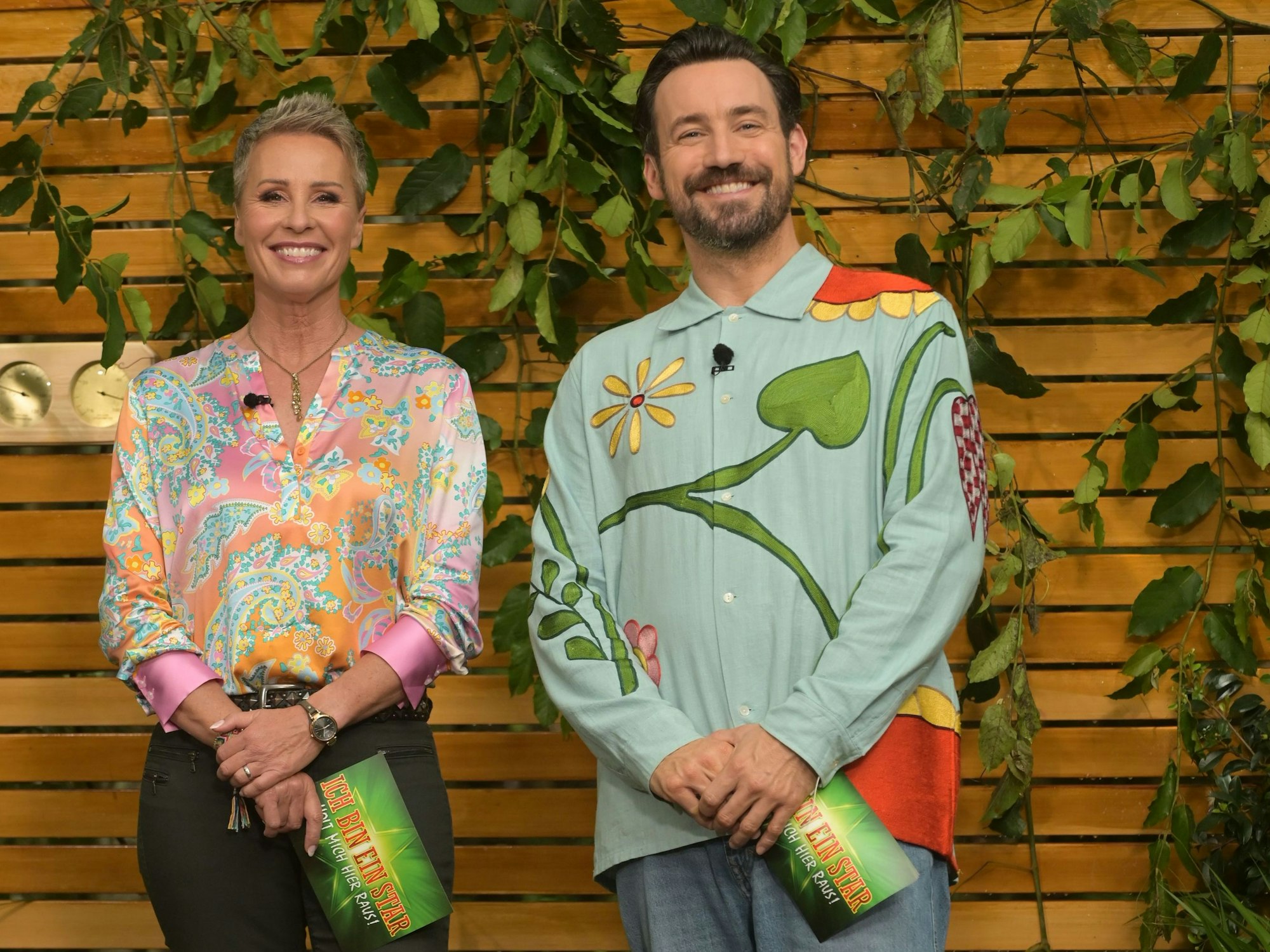 Das Foto zeigt die beiden Dschungelcamp-Moderatoren Sonja Zietlow (l.) und Jan Köppen (r.).