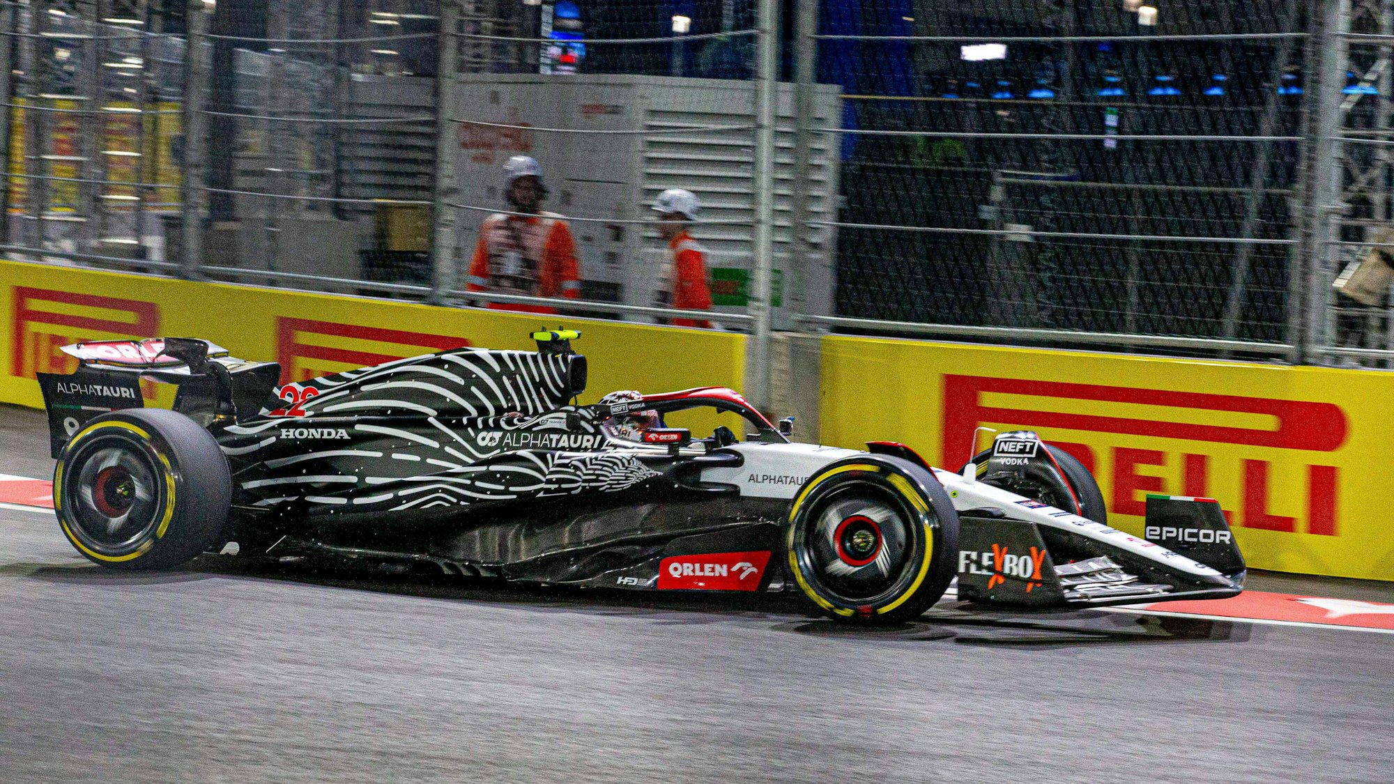 Yuki Tsunoda fährt am 19. November 2023 in seinem Alpha Tauri auf der Strecke in Las Vegas. Das Team hat nun einen komplett neuen Namen.