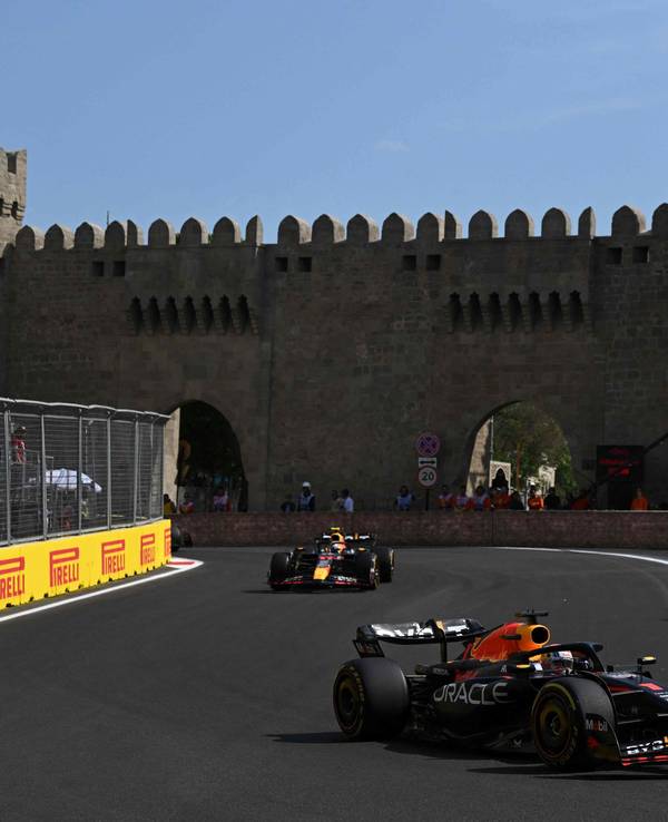 Max Verstappen und Sergio Perez auf der Strecke in Baku, Aserbaidschan.