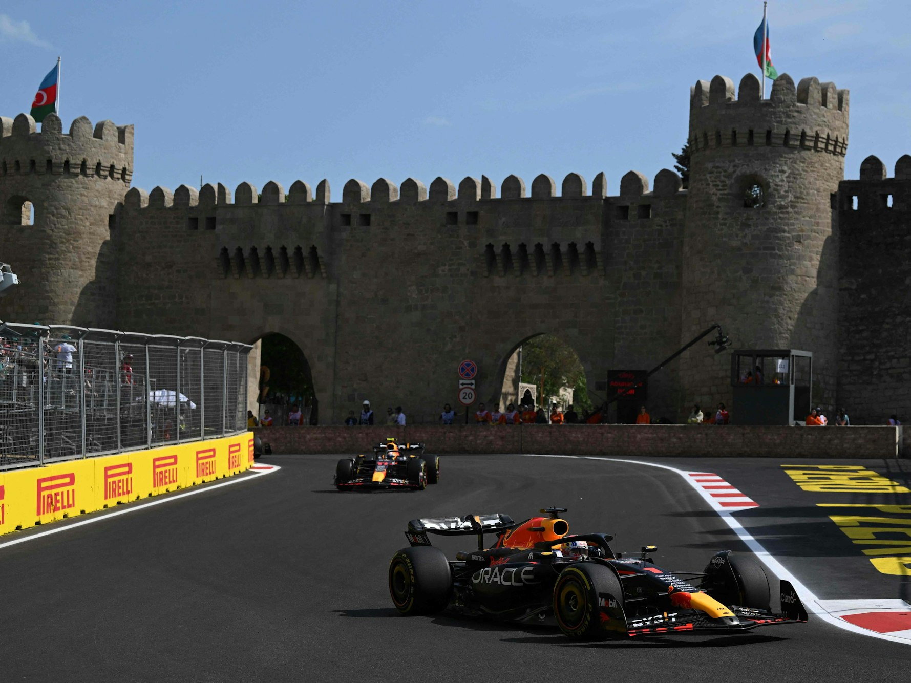 Max Verstappen und Sergio Perez auf der Strecke in Baku, Aserbaidschan.