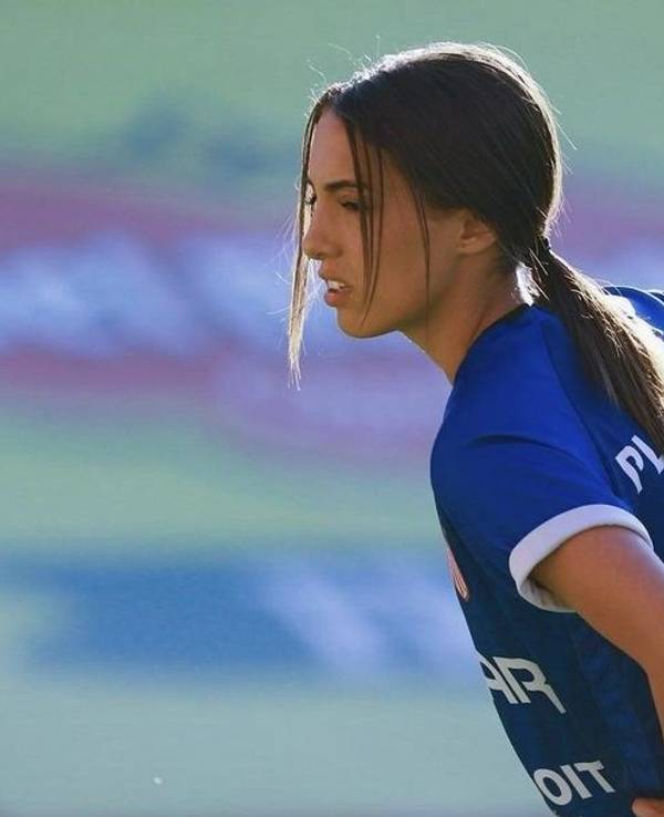 Nikkole Teja beim Aufwärmprogramm vor einem Fußballspiel.