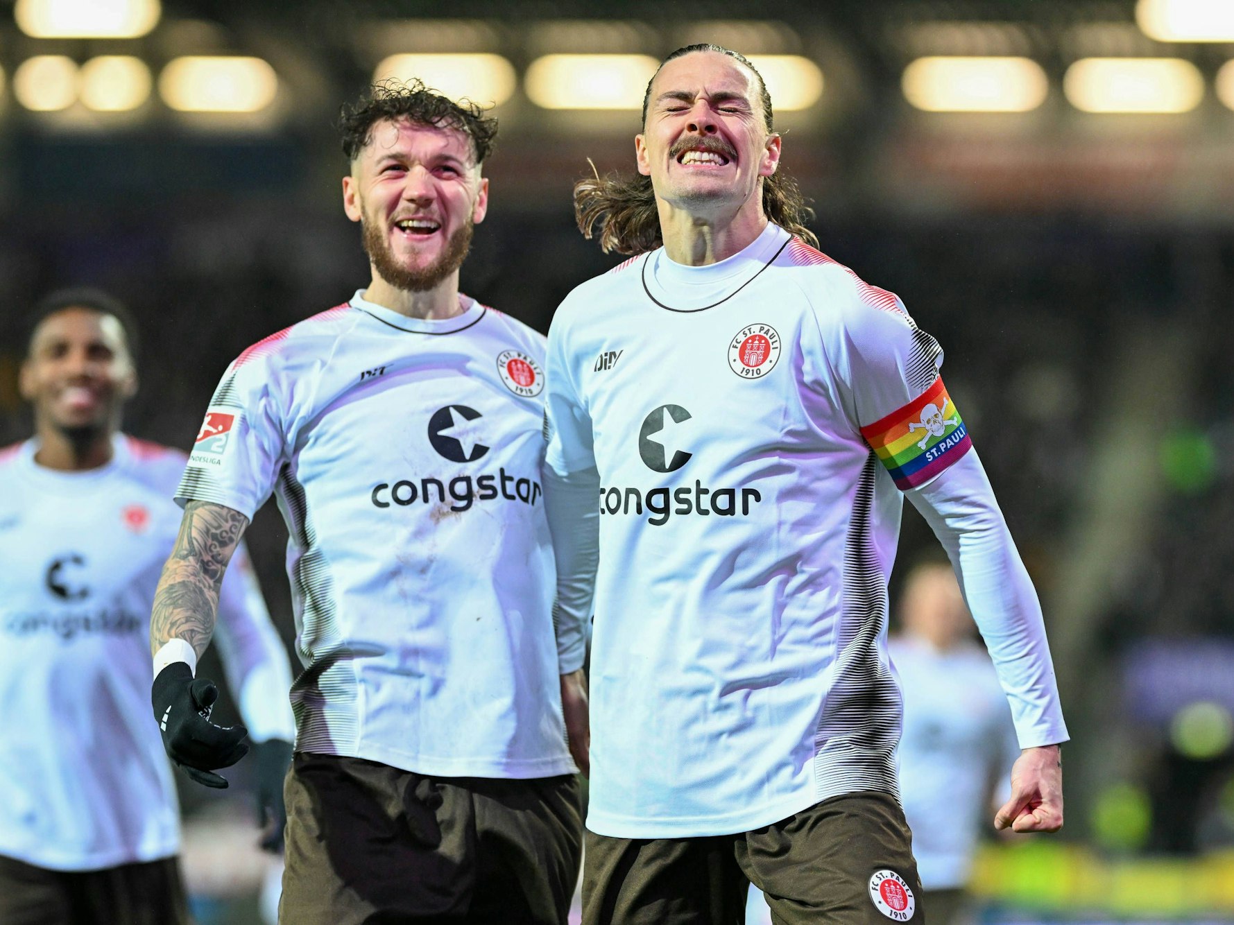 St. Paulis Torschütze Jackson Irvine jubelt beim Spiel in Osnabrück mit Teamkollege Marcel Hartel.