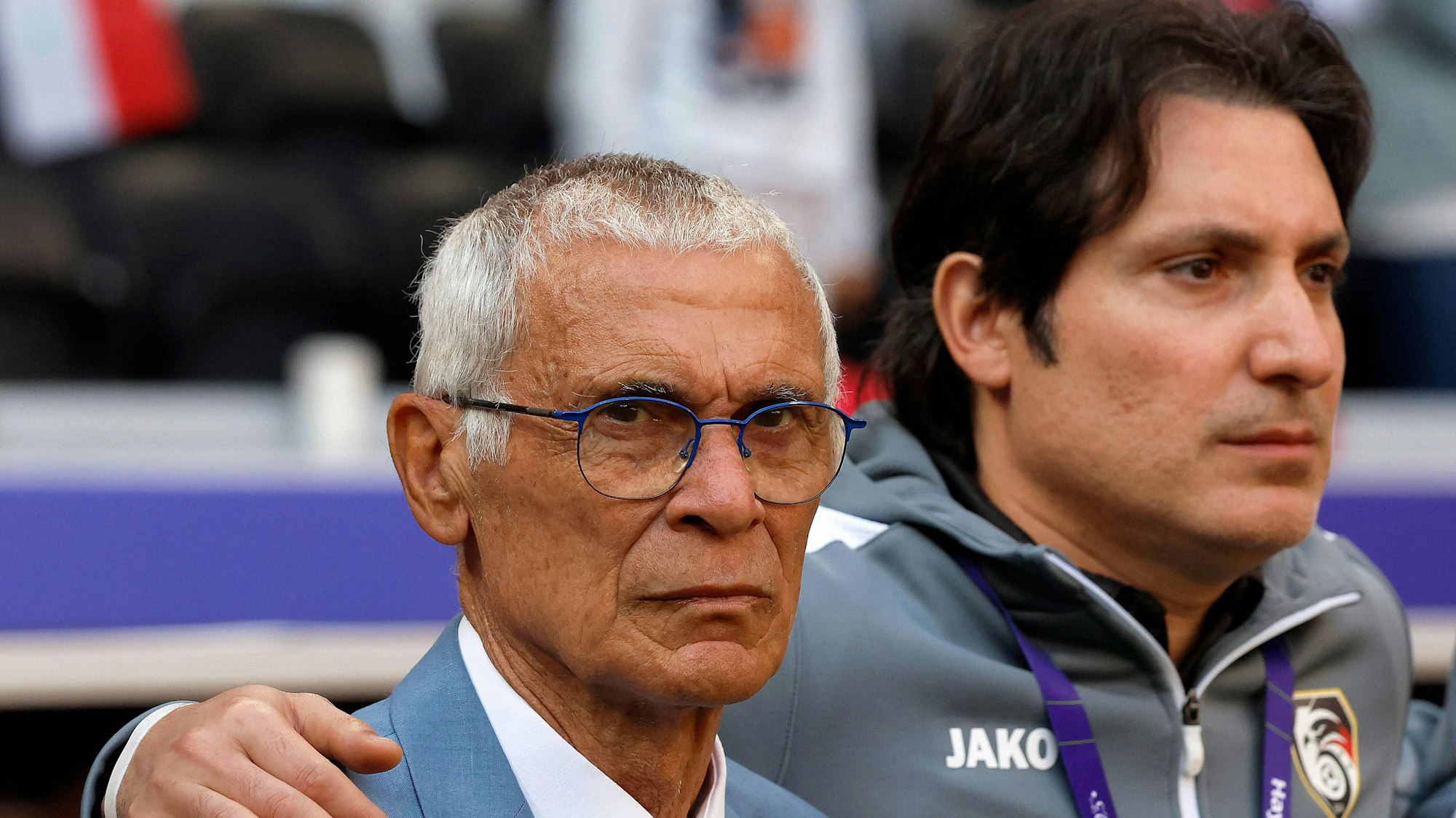 Syriens Trainer Hector Cuper und sein Co-Trainer Mahmoud Fayez vor dem Spiel gegen Indien bei der Nationalhymne.