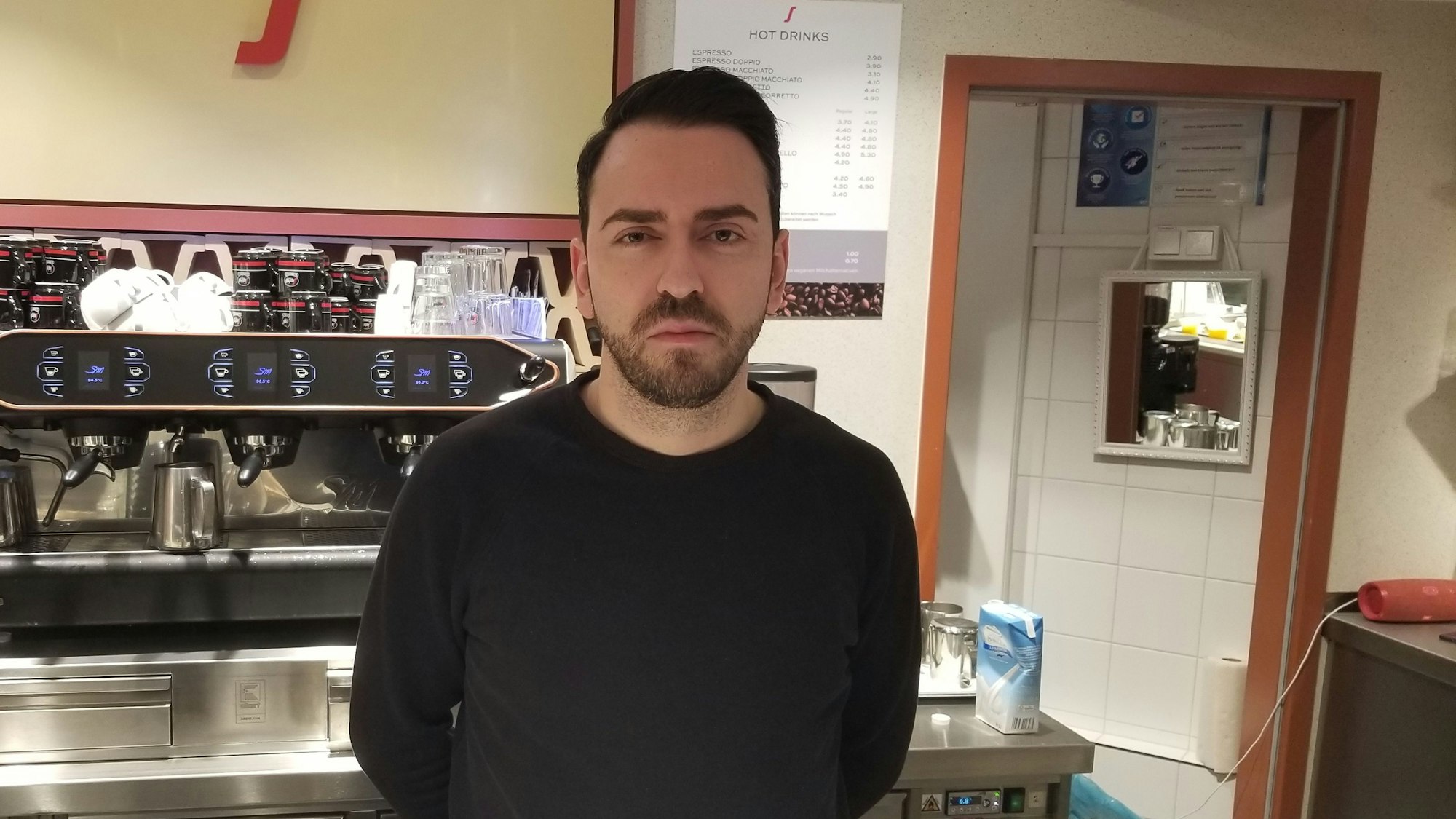 Stefano (32) vom Segafredo-Café im Kölner Hauptbahnhof