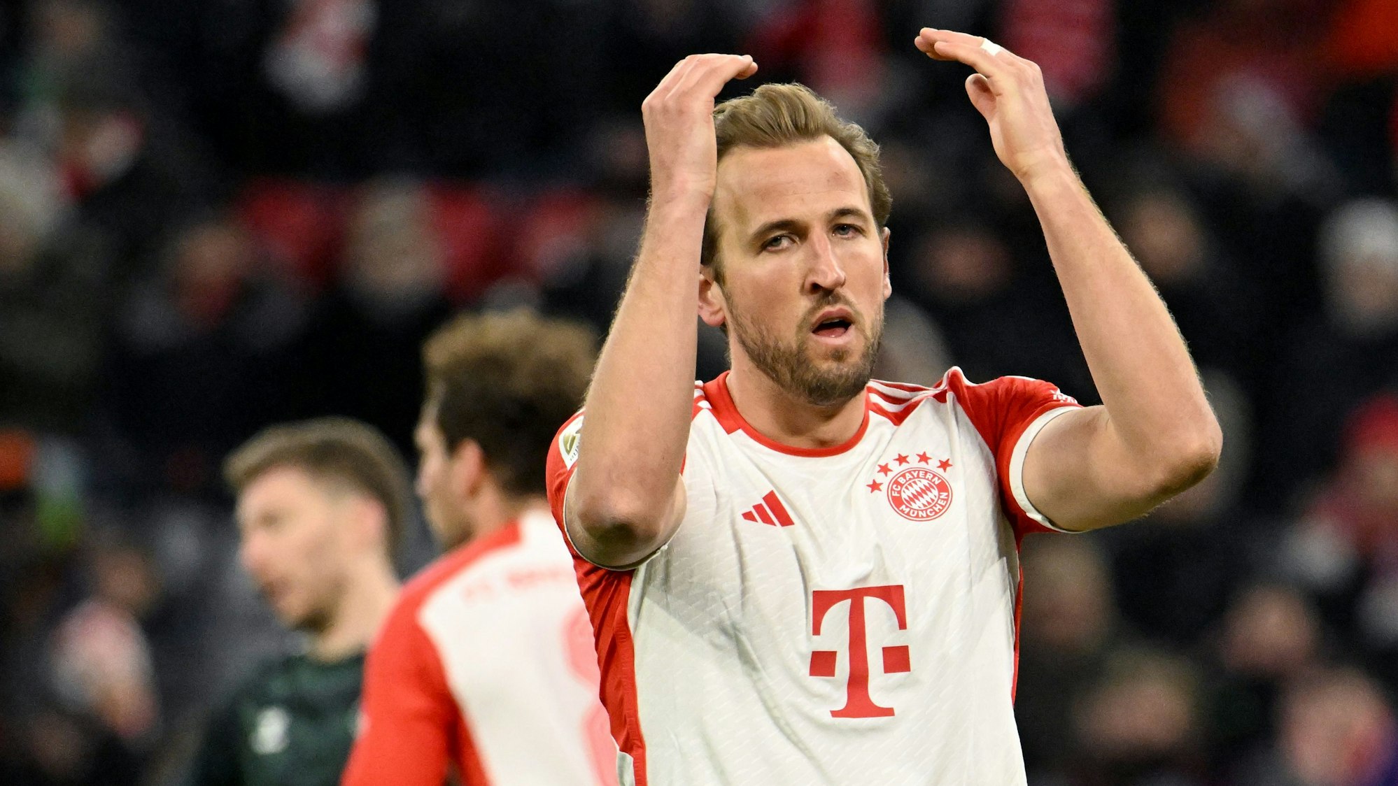 Harry Kane reagiert nach einer verpassten Torchance.