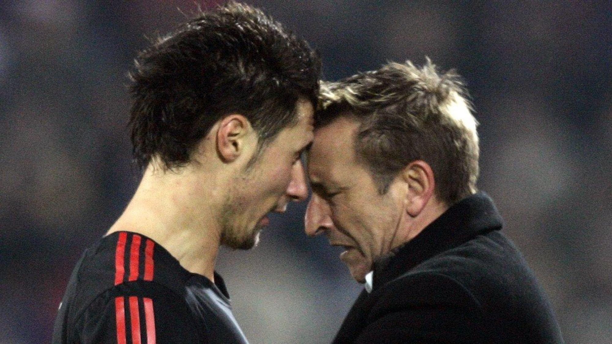 Der Duisburger Trainer Norbert Meier (r) und der Kölner Albert Streit geraten im Nachholspiel zwischen dem MSV Duisburg und dem 1. FC Köln mit den Köpfen aneinander.