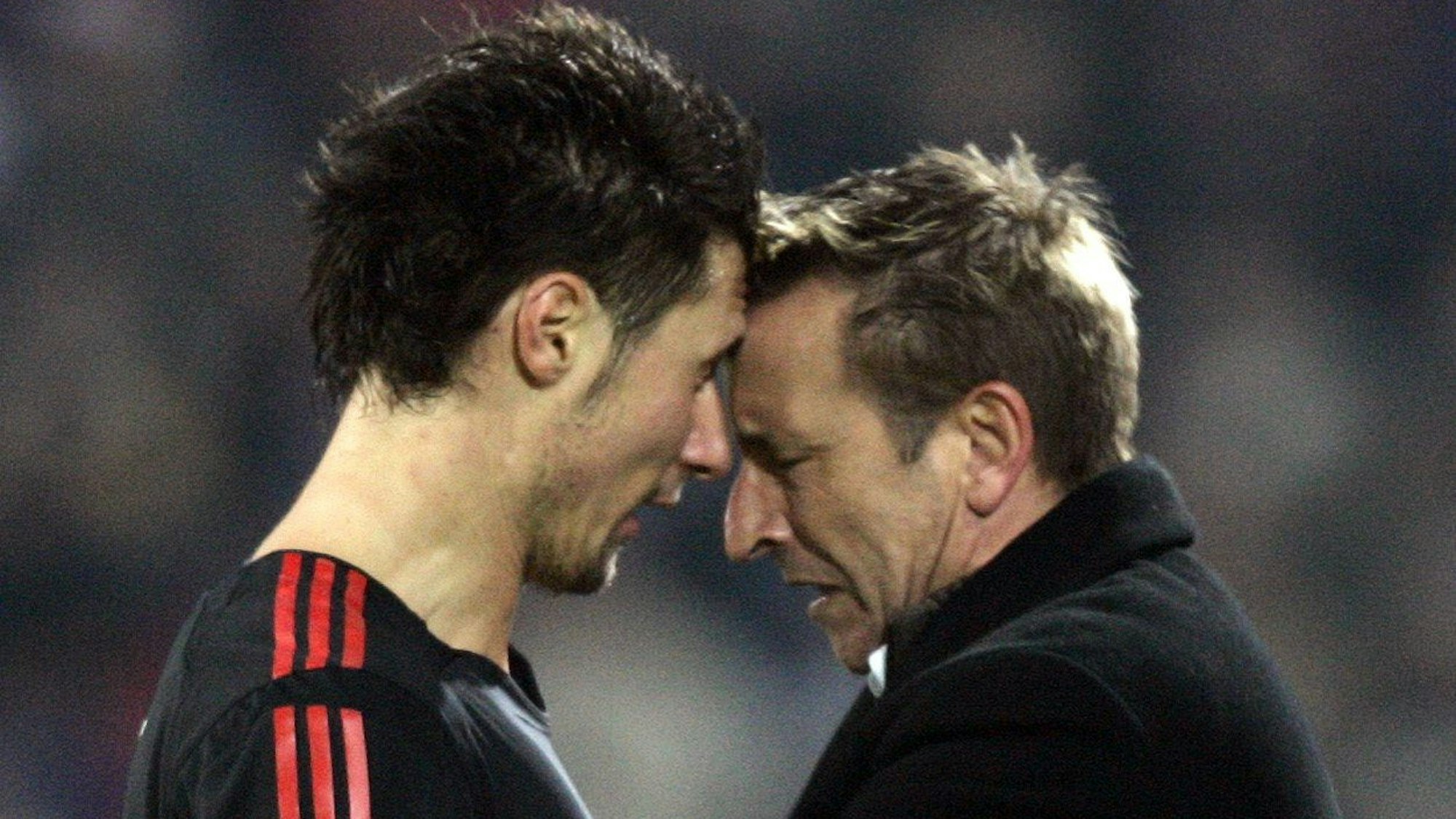Der Duisburger Trainer Norbert Meier (r) und der Kölner Albert Streit geraten im Nachholspiel zwischen dem MSV Duisburg und dem 1. FC Köln mit den Köpfen aneinander.