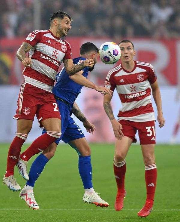 Fortuna Düsseldorfs Matthias Zimmermann kämpft mit seinem Gegenspieler Marco Richter um den Ball. Rechts daneben steht Marcel Sobottka.