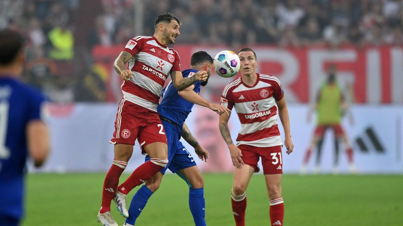 Fortuna Düsseldorfs Matthias Zimmermann kämpft mit seinem Gegenspieler Marco Richter um den Ball. Rechts daneben steht Marcel Sobottka.