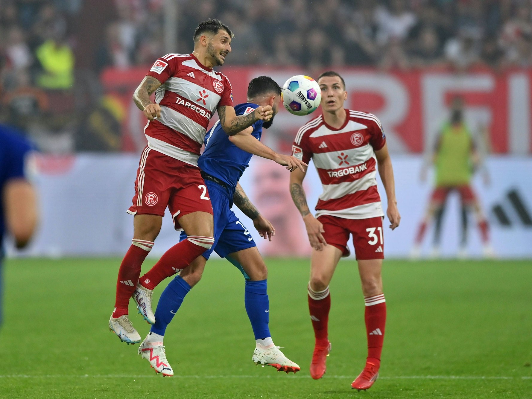 Fortuna Düsseldorfs Matthias Zimmermann kämpft mit seinem Gegenspieler Marco Richter um den Ball. Rechts daneben steht Marcel Sobottka.