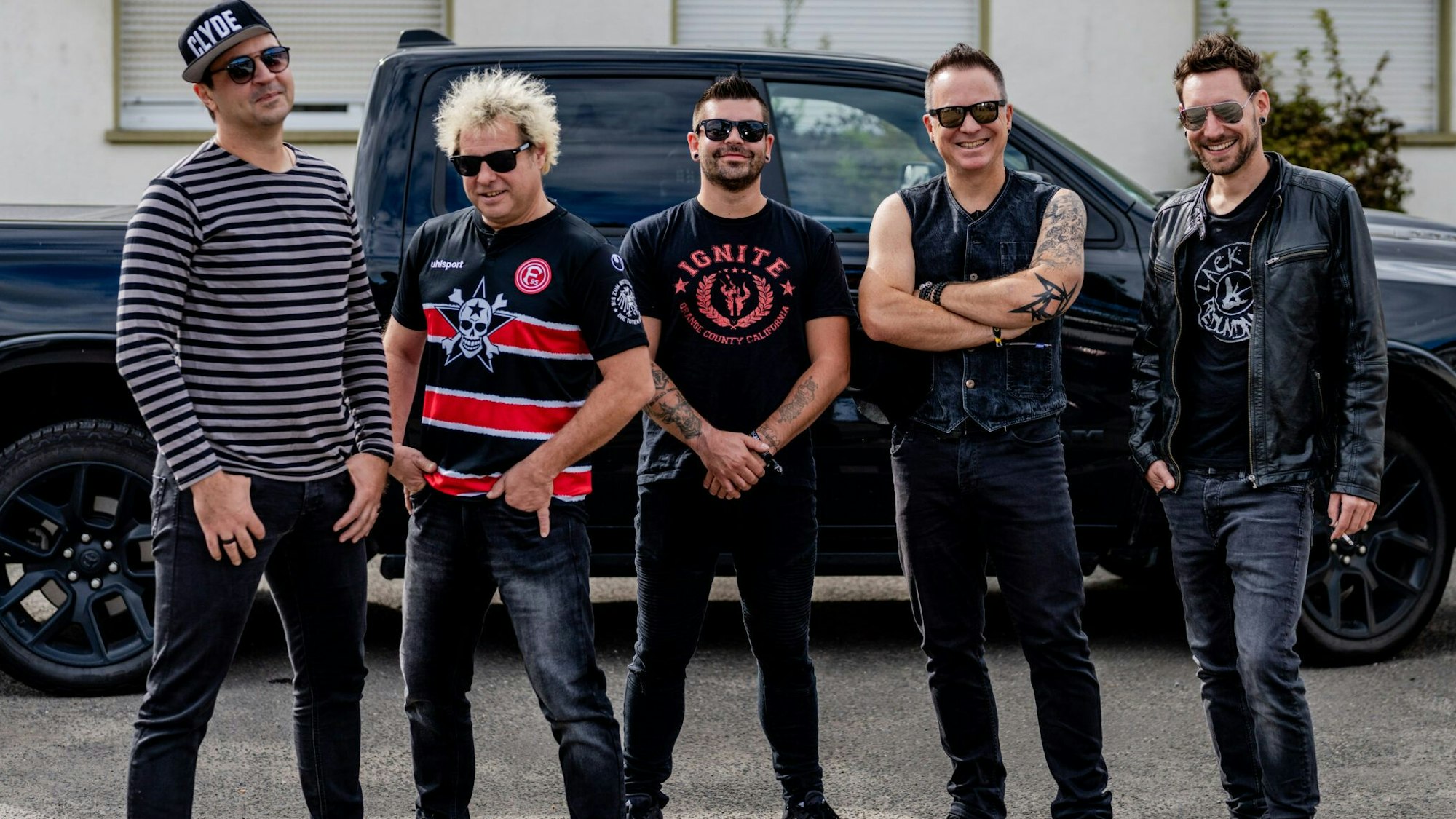 Die Band „Opium fürs Volk“ posiert für ein Pressefoto.