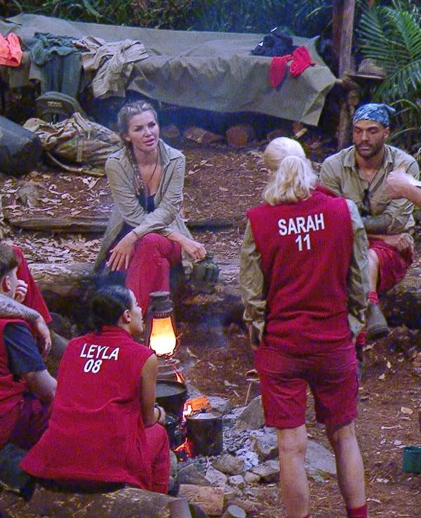 Die Stars vom Dschungelcamp 2024 versammeln sich an Tag 6 am Lagerfeuer.