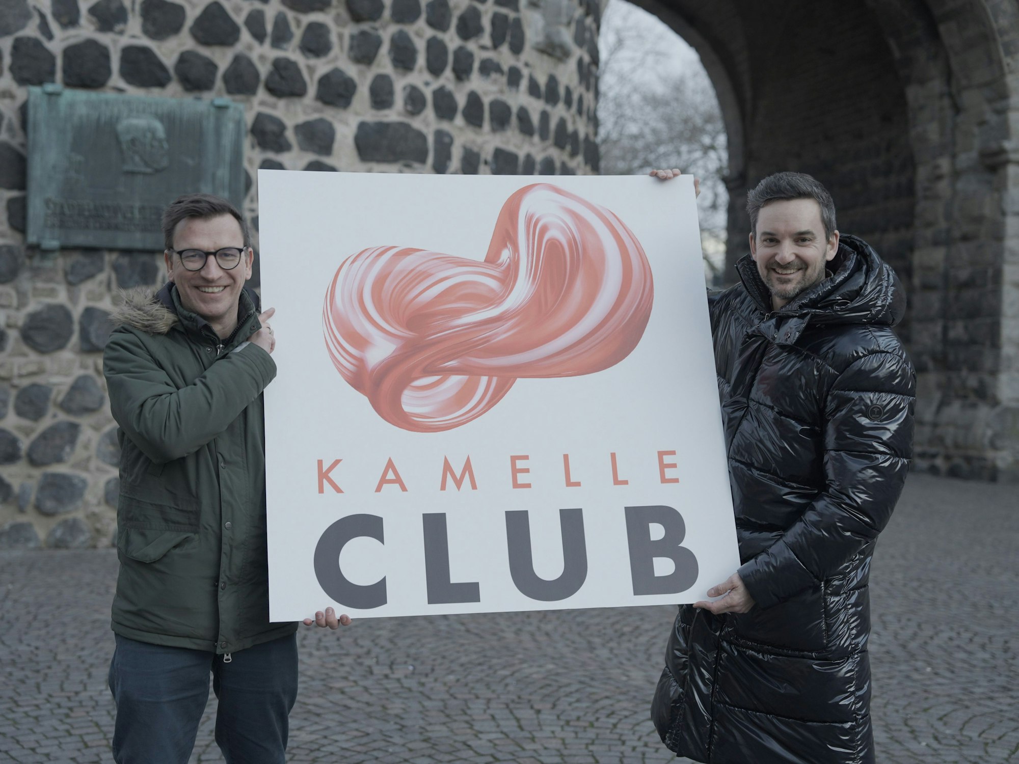 Marcel Beyersdorf (l.) und Björn Lindert mit ihrem neuen Logo.