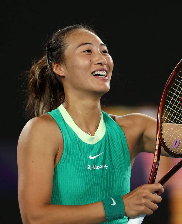 Zheng Qinwen jubelt nach dem Halbfinal-Sieg gegen Dajana Jastremska.
