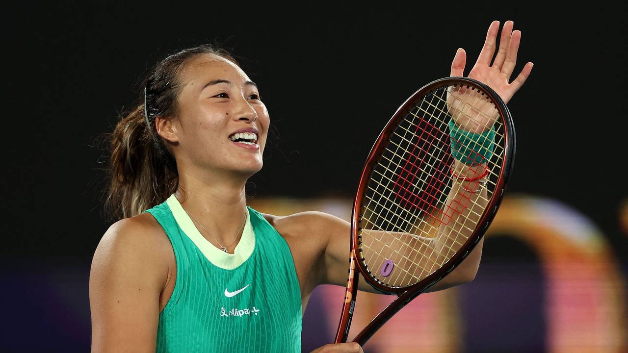 Zheng Qinwen jubelt nach dem Halbfinal-Sieg gegen Dajana Jastremska.