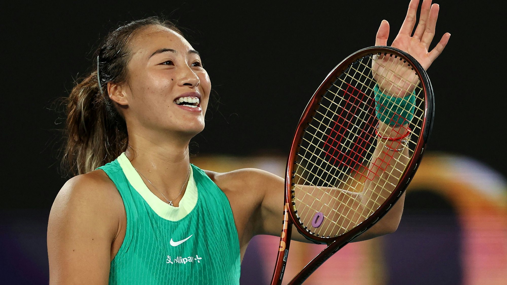 Zheng Qinwen jubelt nach dem Halbfinal-Sieg gegen Dajana Jastremska.