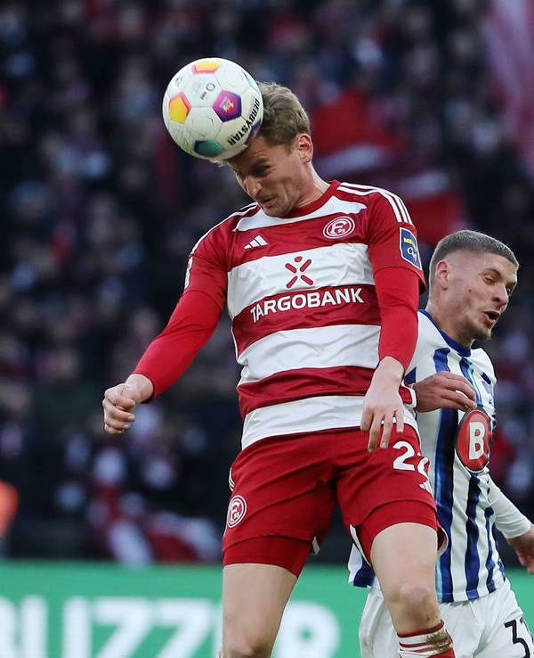 Fortuna Düsseldorfs Christoph Daferner im Zweikampf mit Herthas Márton Dárdai.