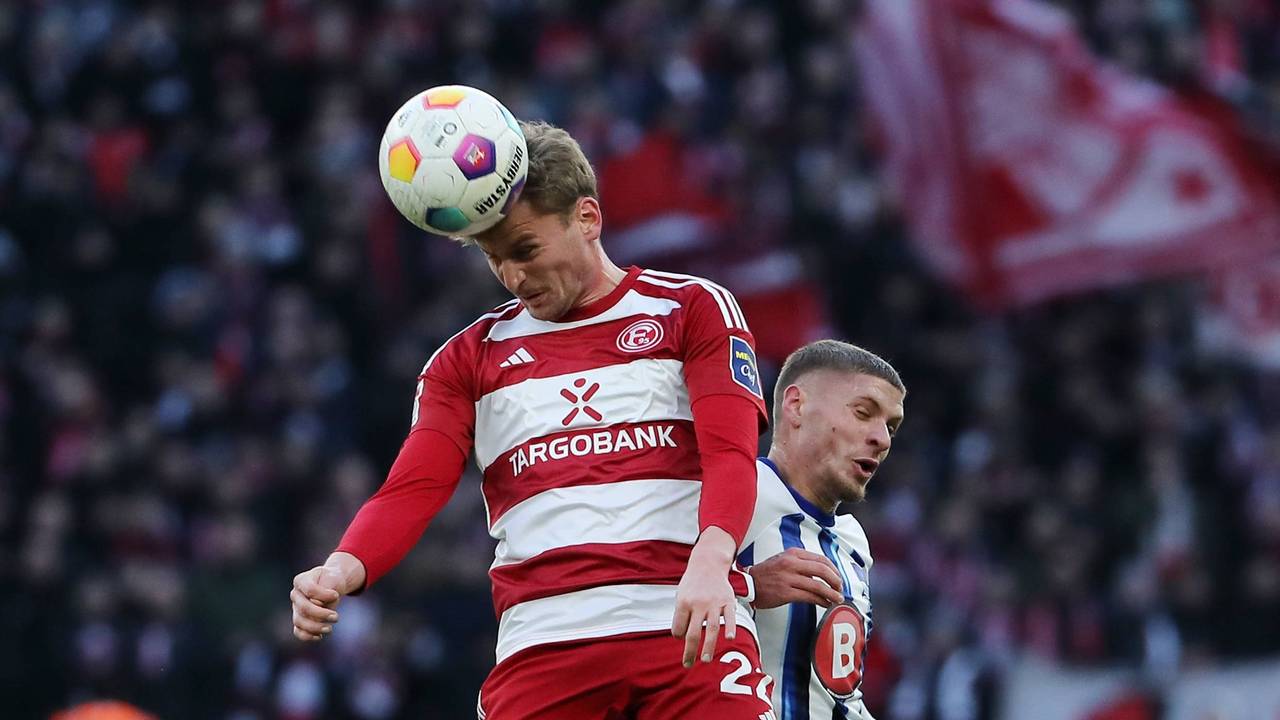Fortuna Düsseldorfs Christoph Daferner im Zweikampf mit Herthas Márton Dárdai.