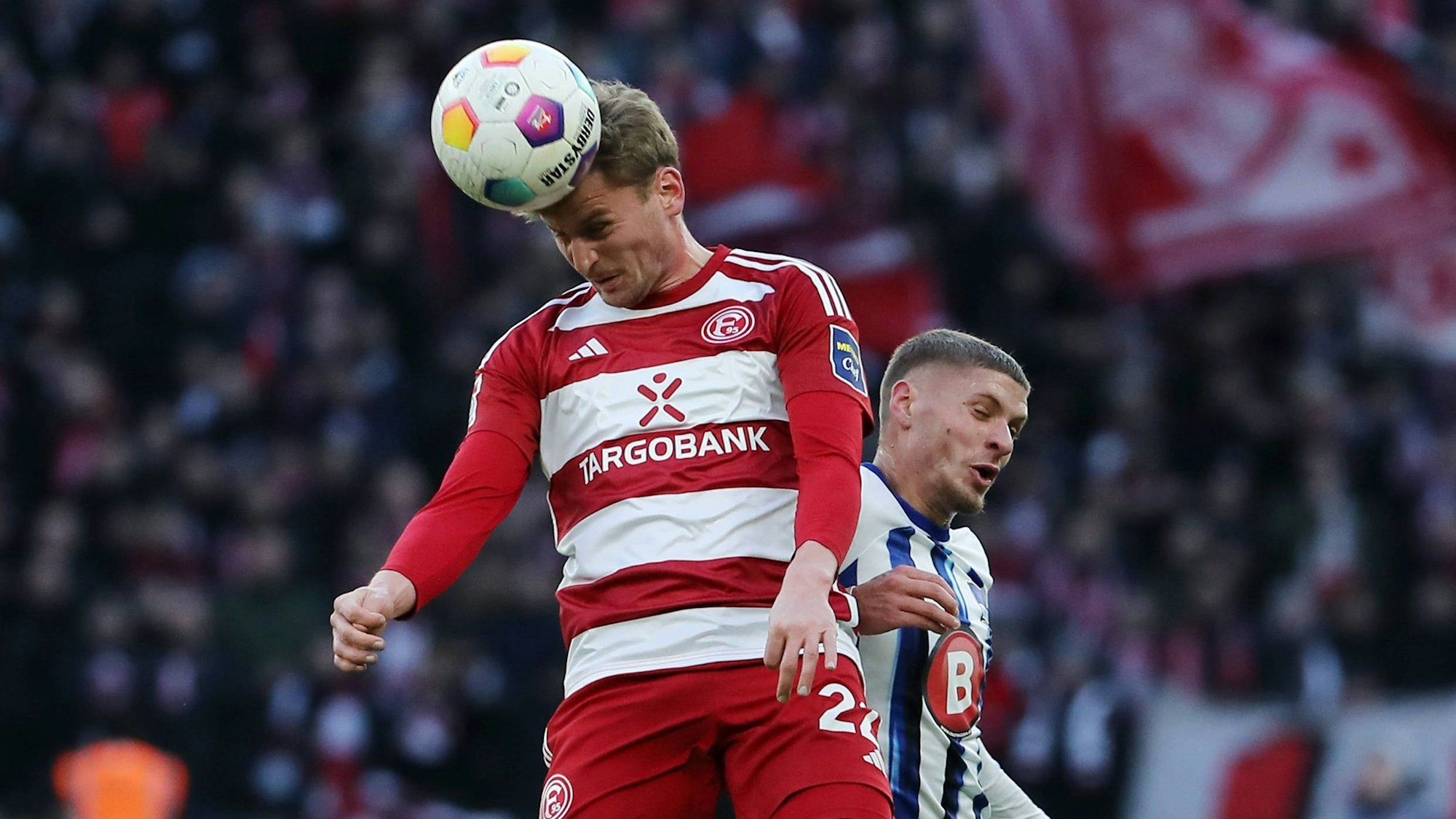 Fortuna Düsseldorfs Christoph Daferner im Zweikampf mit Herthas Márton Dárdai.