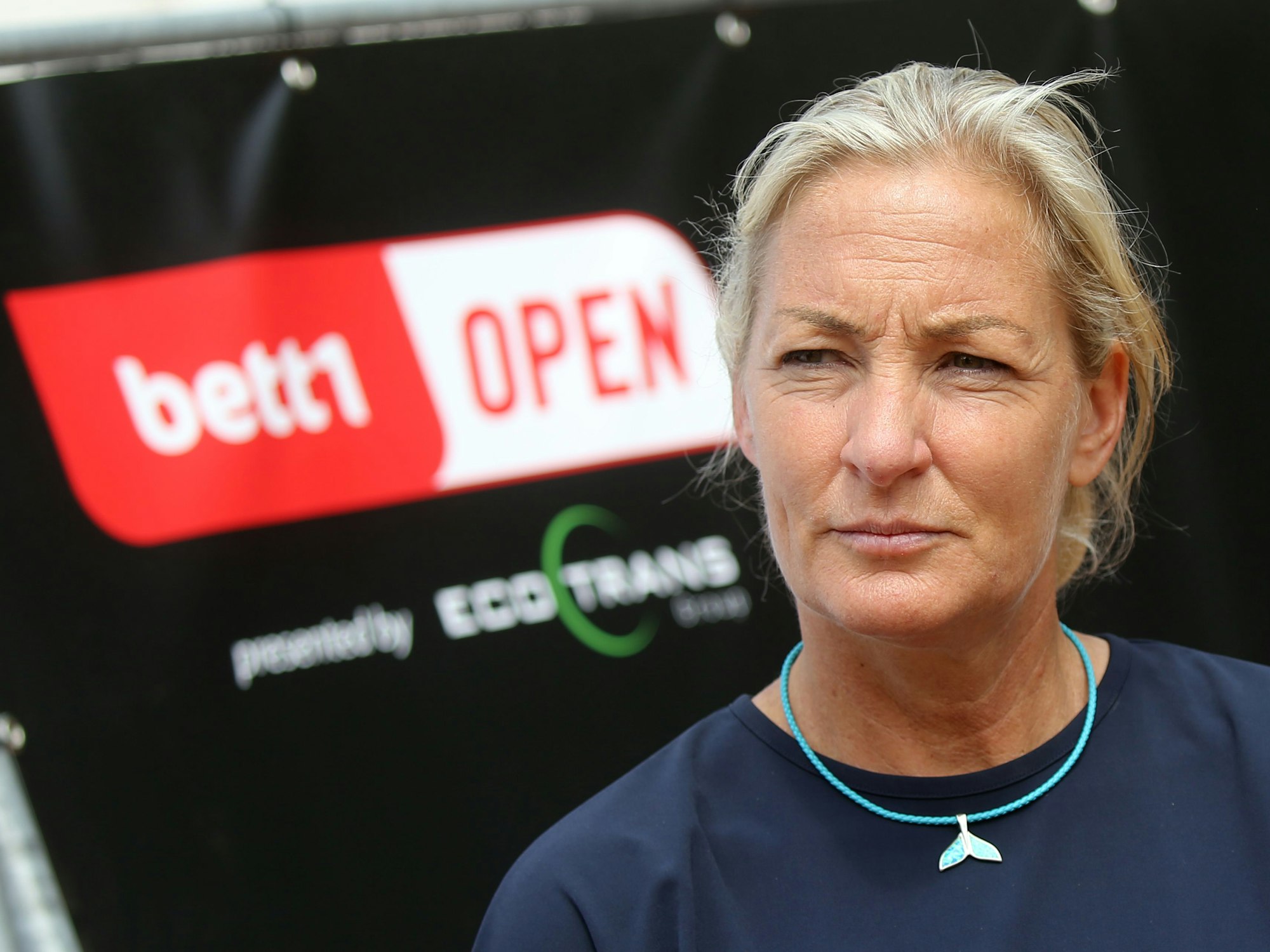 Barbara Rittner, Turnierdirektorin, unterhält sich während eines Pressegesprächs mit Journalisten und Journalistinnen.