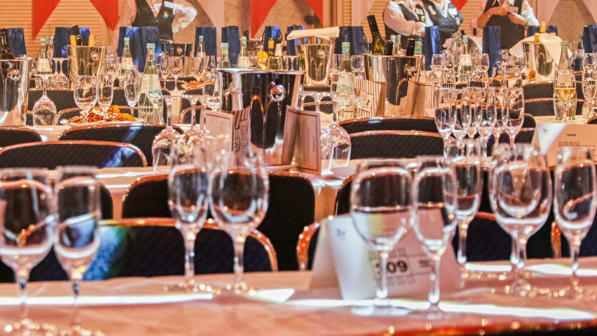 Blick in einen Saal beim Karneval.