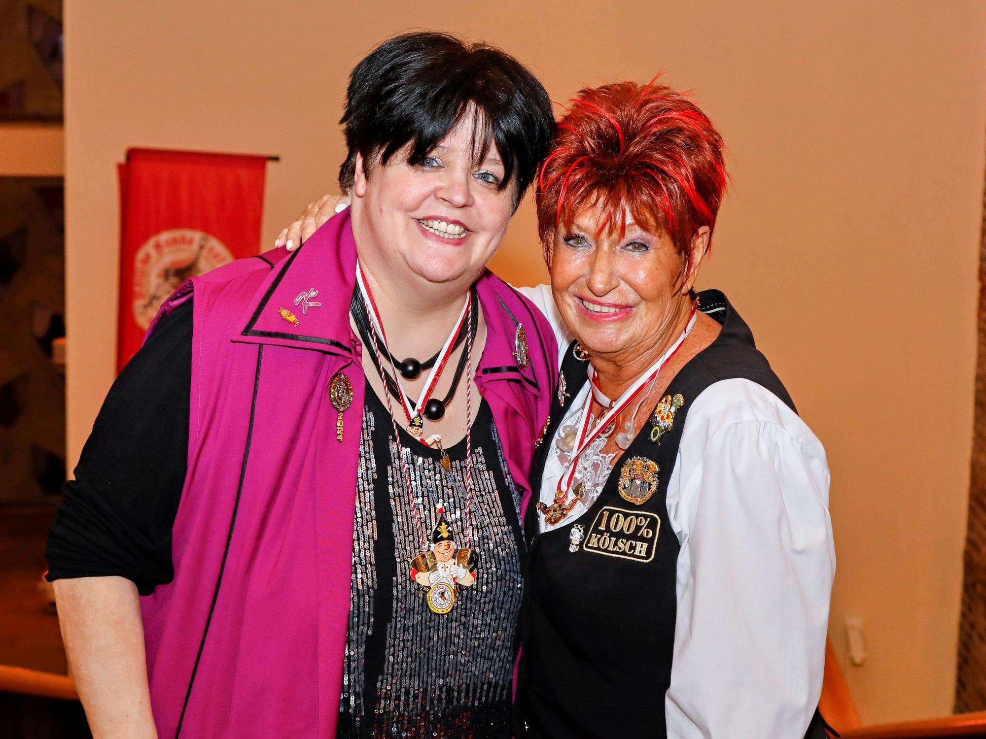 Ingrid Kühne (l.) und Marita Köllner hinter der Bühne.