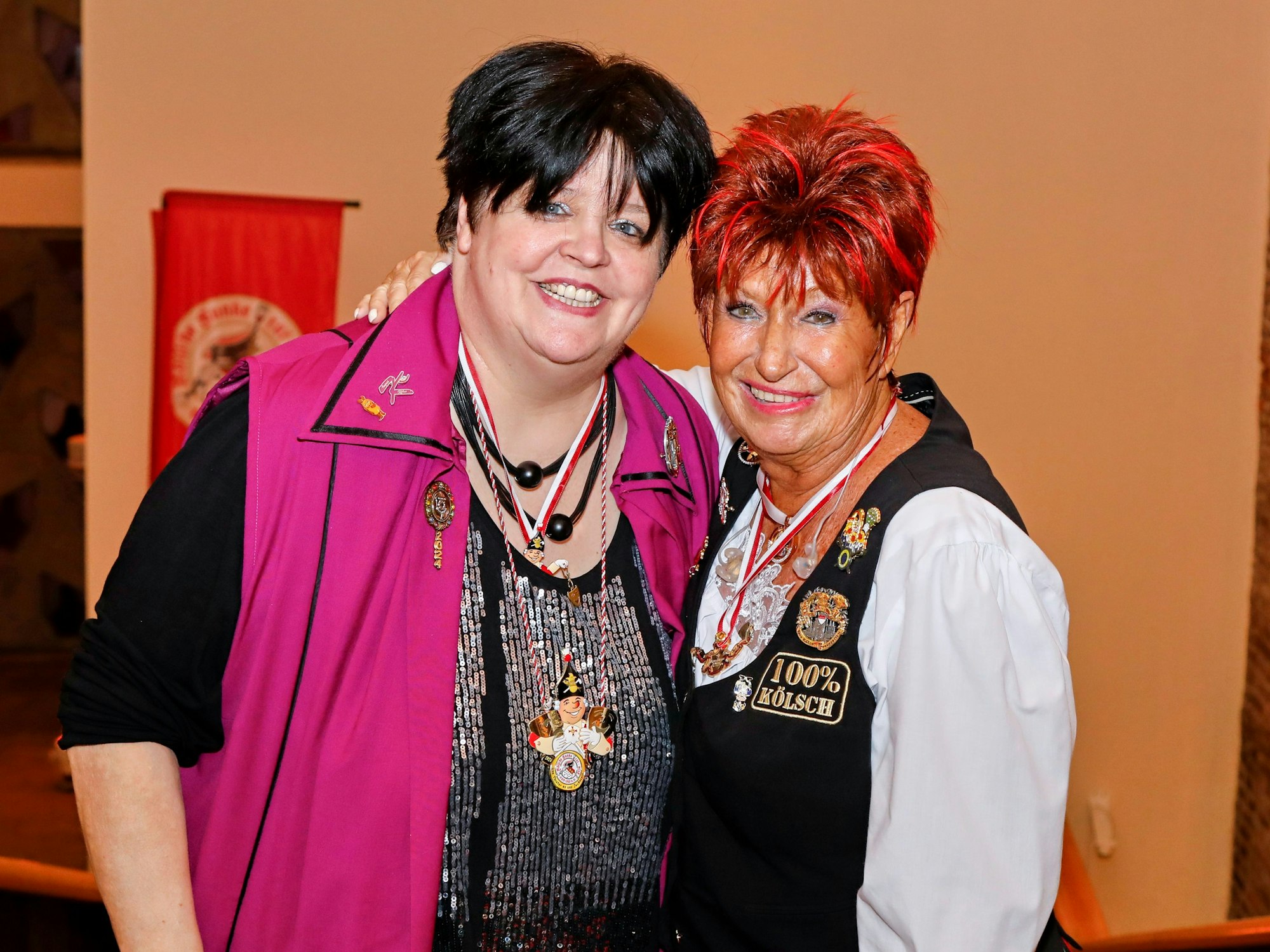 Ingrid Kühne (l.) und Marita Köllner hinter der Bühne.