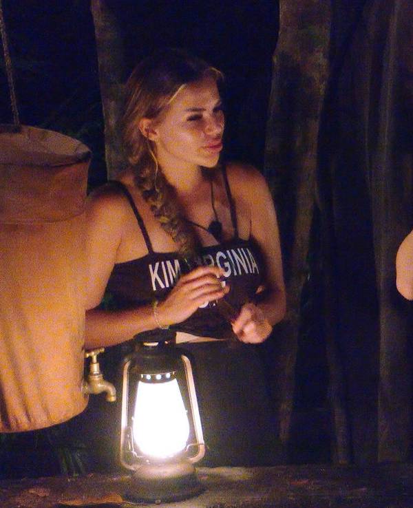 Anya Elsner (rechts) versteht nicht, was Kim Virginia an Mike so schlimm findet.