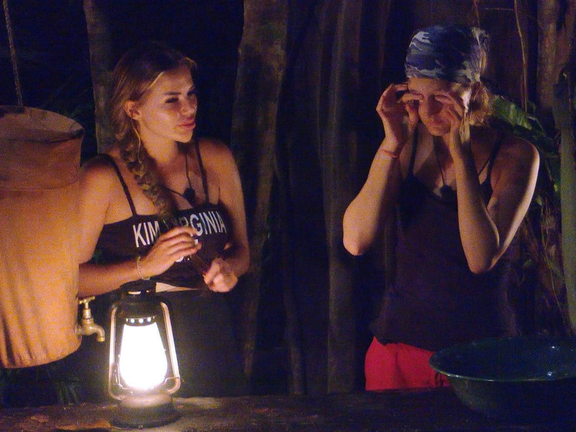 Anya Elsner (rechts) versteht nicht, was Kim Virginia an Mike so schlimm findet.