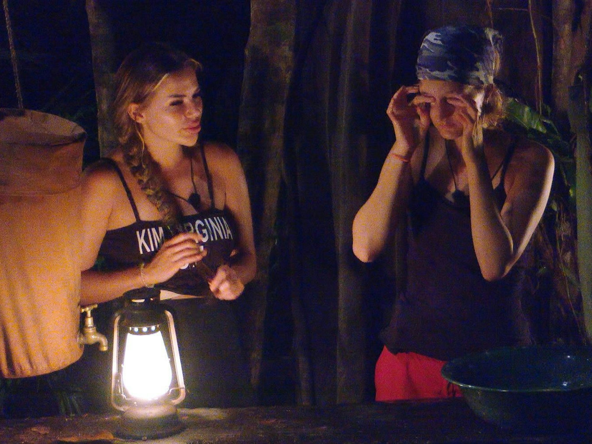 Anya Elsner (rechts) versteht nicht, was Kim Virginia an Mike so schlimm findet.