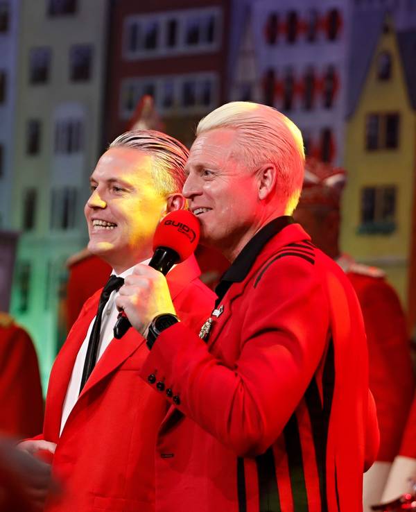 Guido Cantz mit seinem Doppelgänger auf der Bühne.