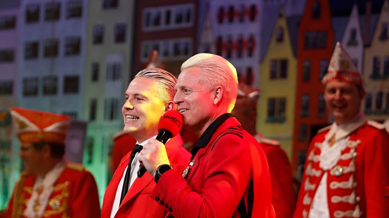Guido Cantz mit seinem Doppelgänger auf der Bühne.