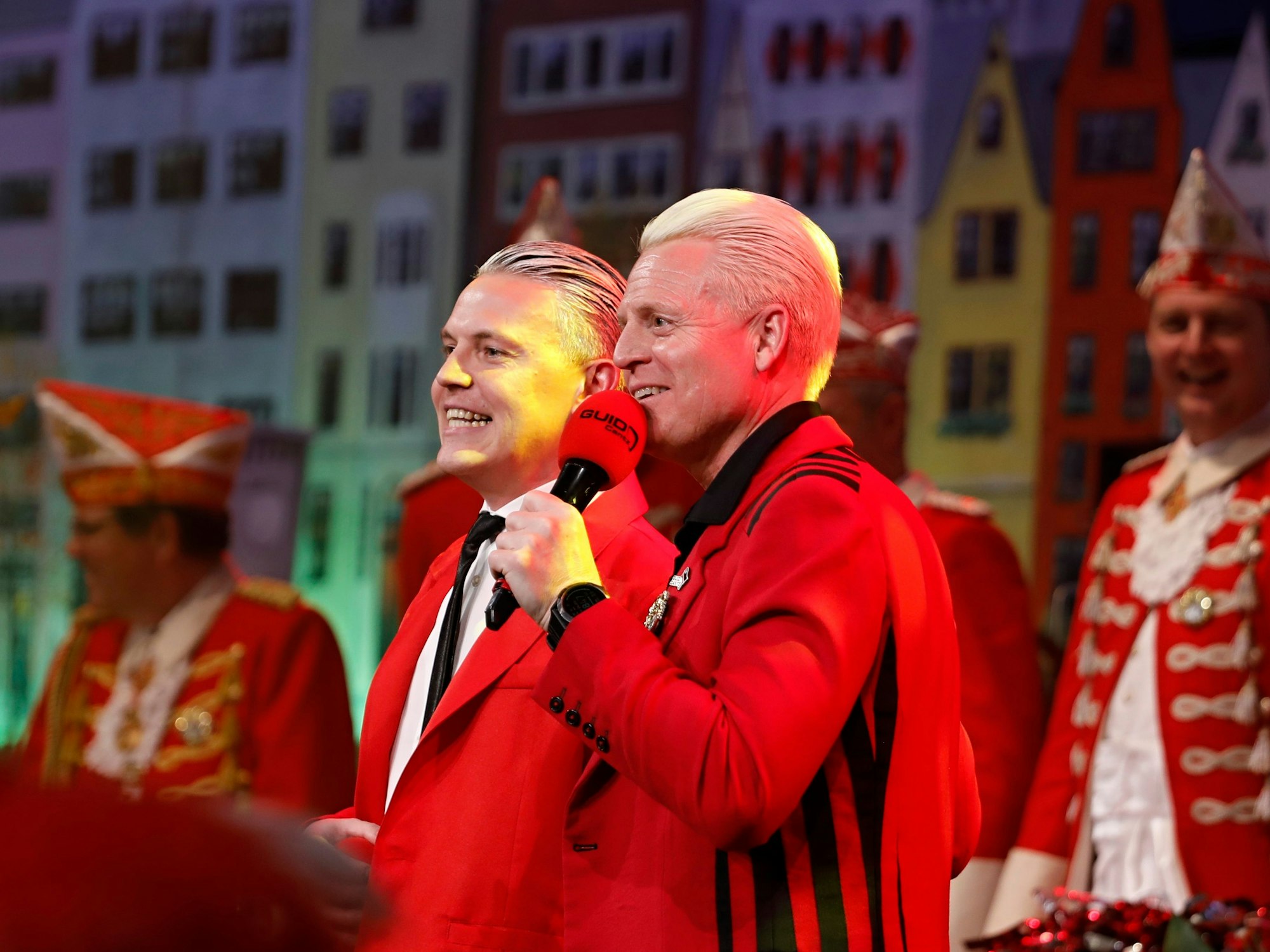 Guido Cantz mit seinem Doppelgänger auf der Bühne.