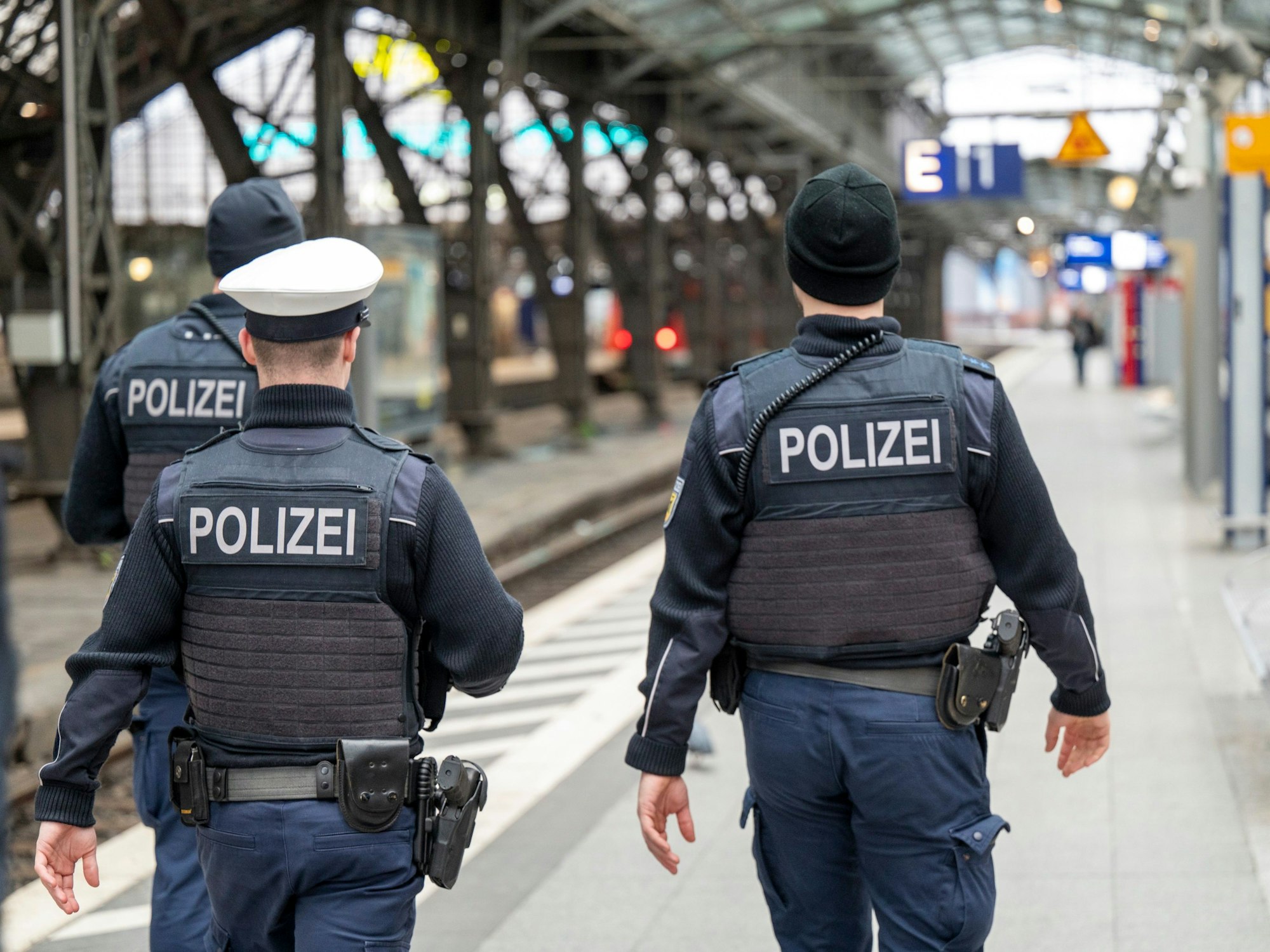 Polizeibeamte patrouillieren auf Gleis 1 im Hauptbahnhof.