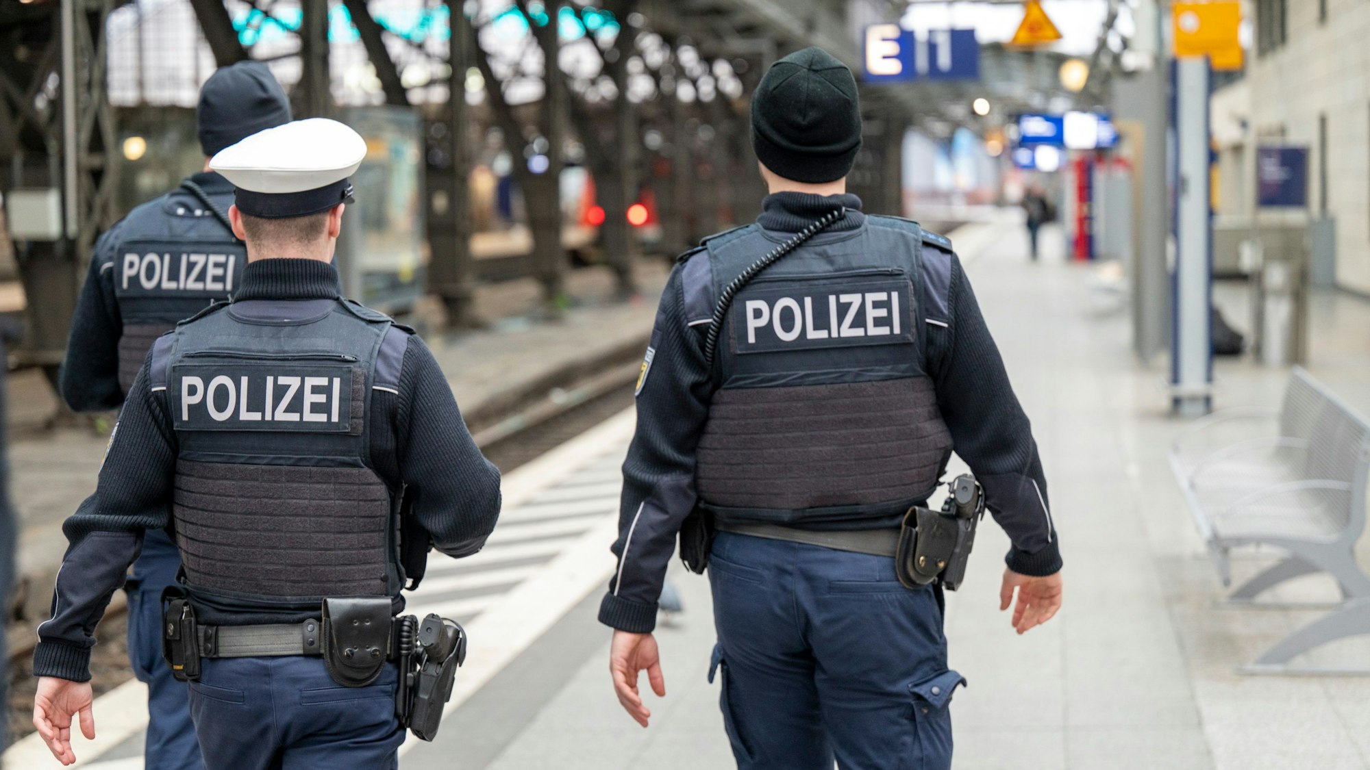 Polizeibeamte der Bundespolizei patrouillieren am Gleis im Hauptbahnhof (Archivfoto)