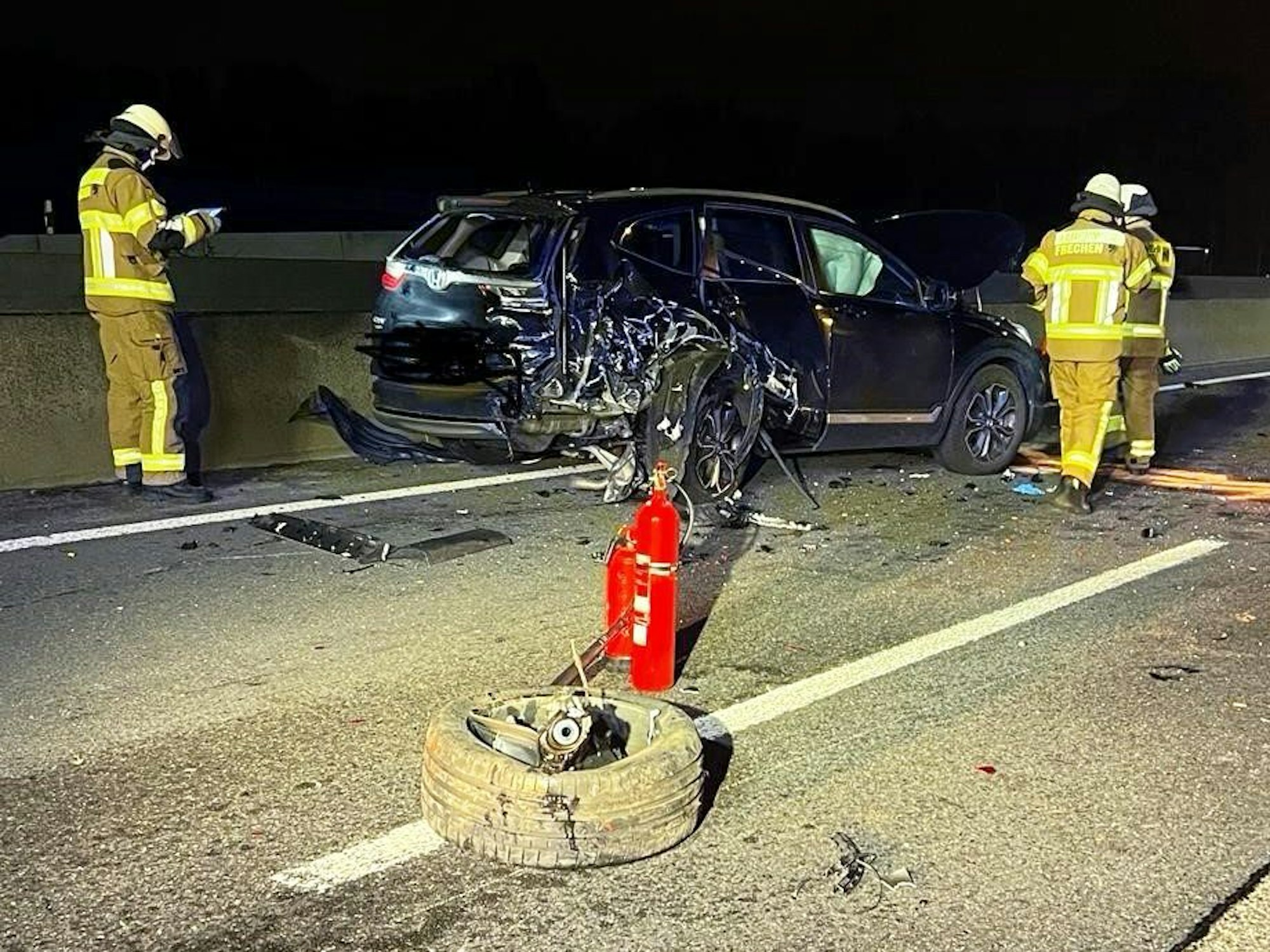 Ein Unfallwagen steht auf der A4 bei Köln.
