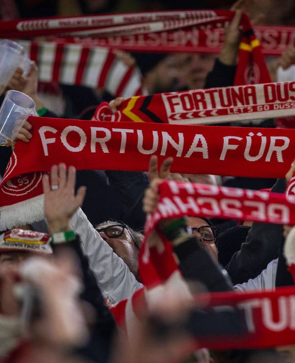 Die Fans von Fortuna Düsseldorf recken ihre Schals beim Heimspiel gegen den 1. FC Kaiserslautern in die Höhe.