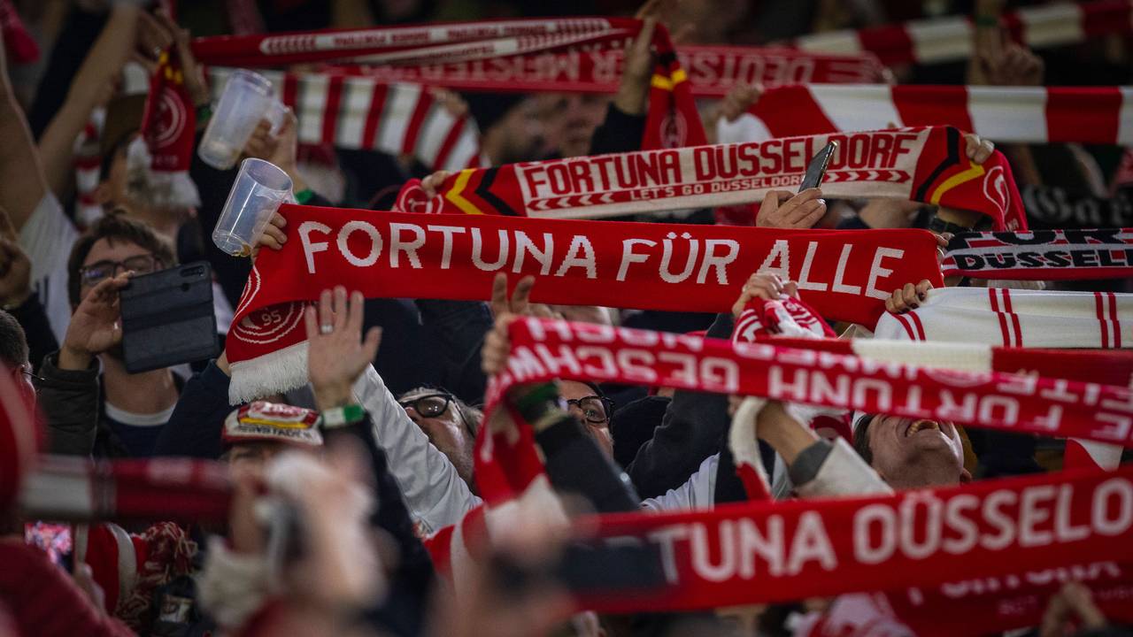 Die Fans von Fortuna Düsseldorf recken ihre Schals beim Heimspiel gegen den 1. FC Kaiserslautern in die Höhe.